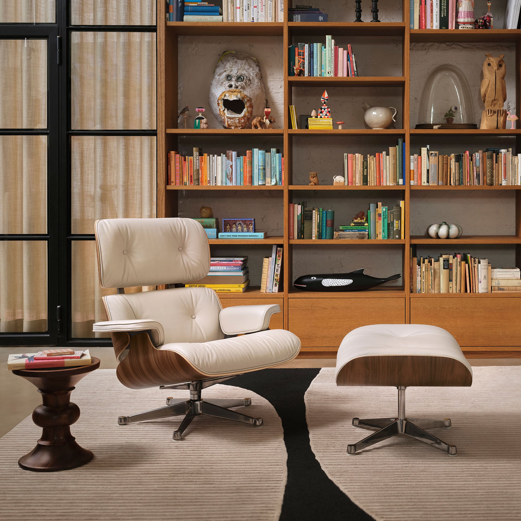 Eames Lounge Chair cu Otoman, lemn de nuc și bază satinată cu laterale negre