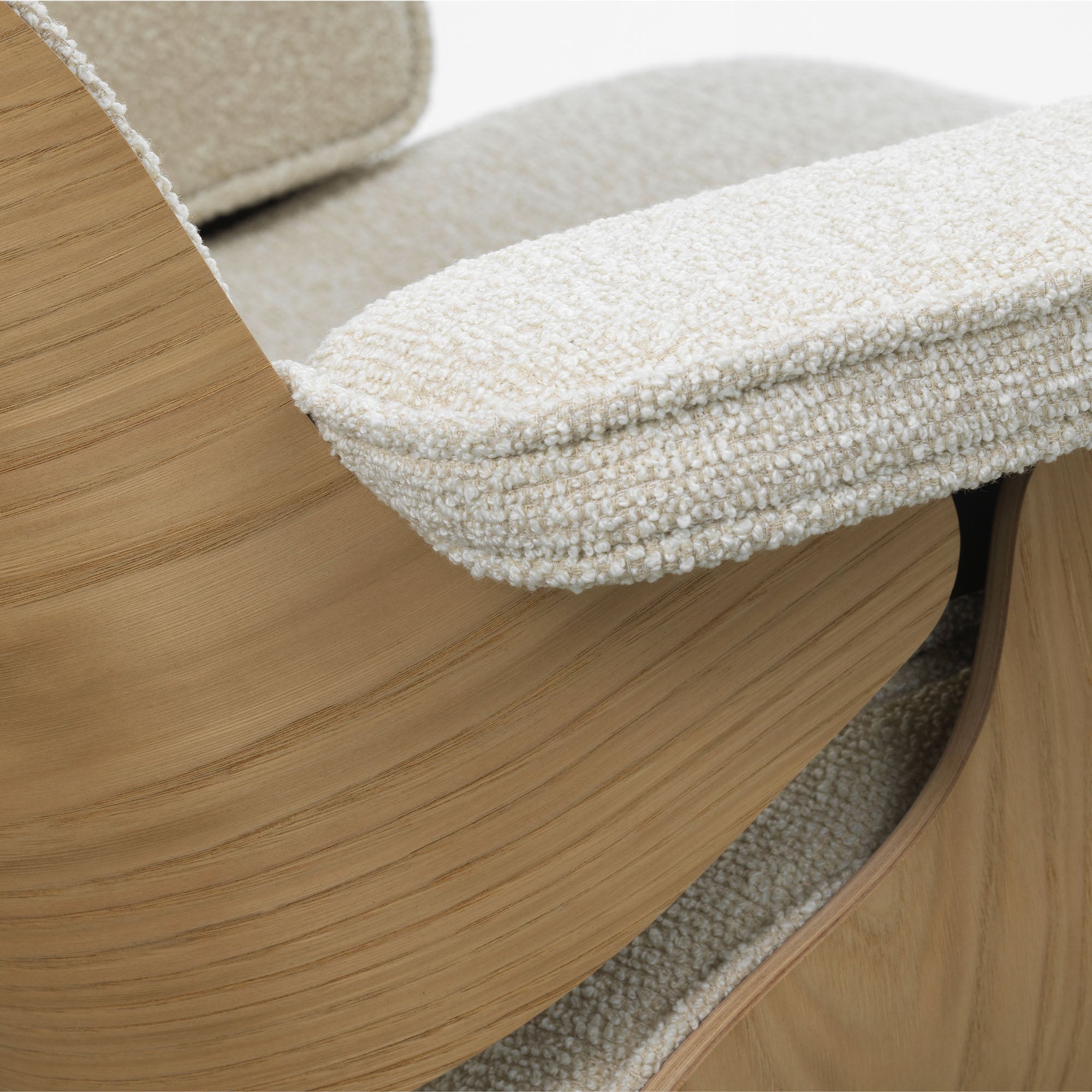 Eames Lounge Chair cu Otoman, lemn de castan și bază satinată