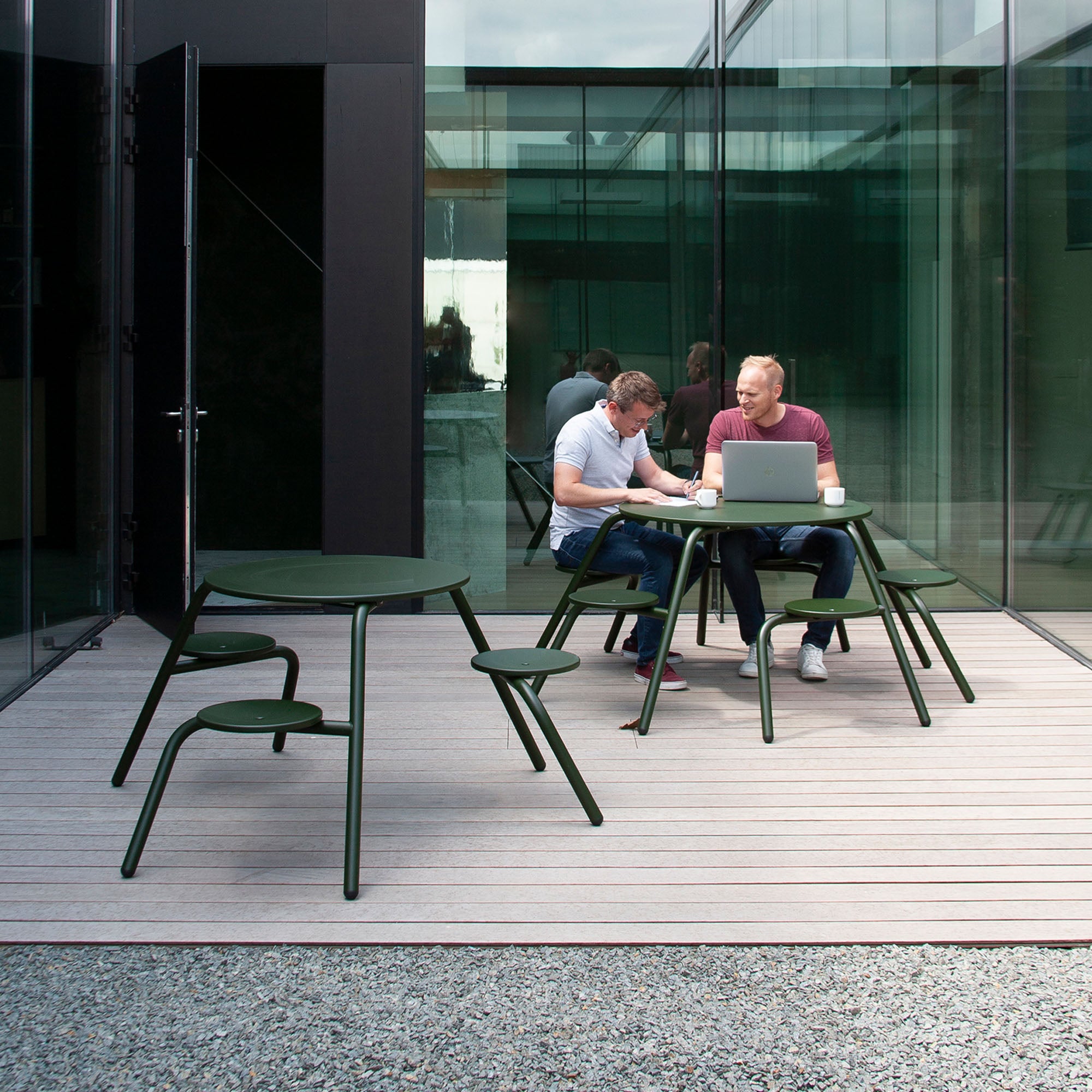 Virus masă cu tabureți încorporați Ø160