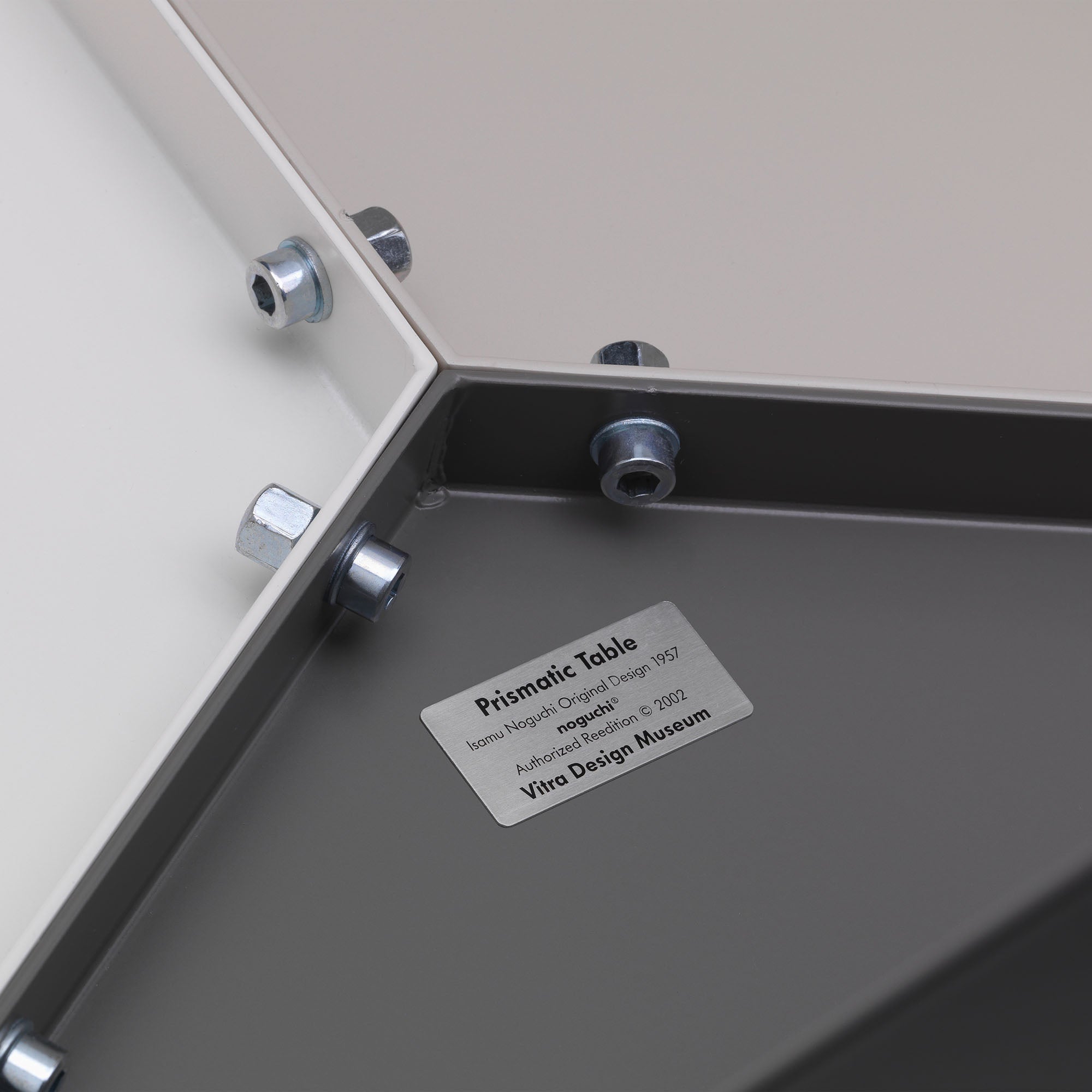 Prismatic Table, măsuță