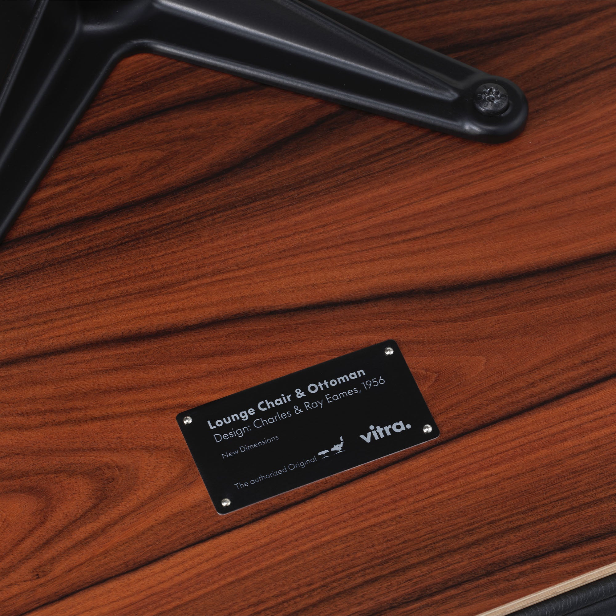 Eames Lounge Chair cu Otoman, lemn din palisandru și bază satinată cu laterale negre