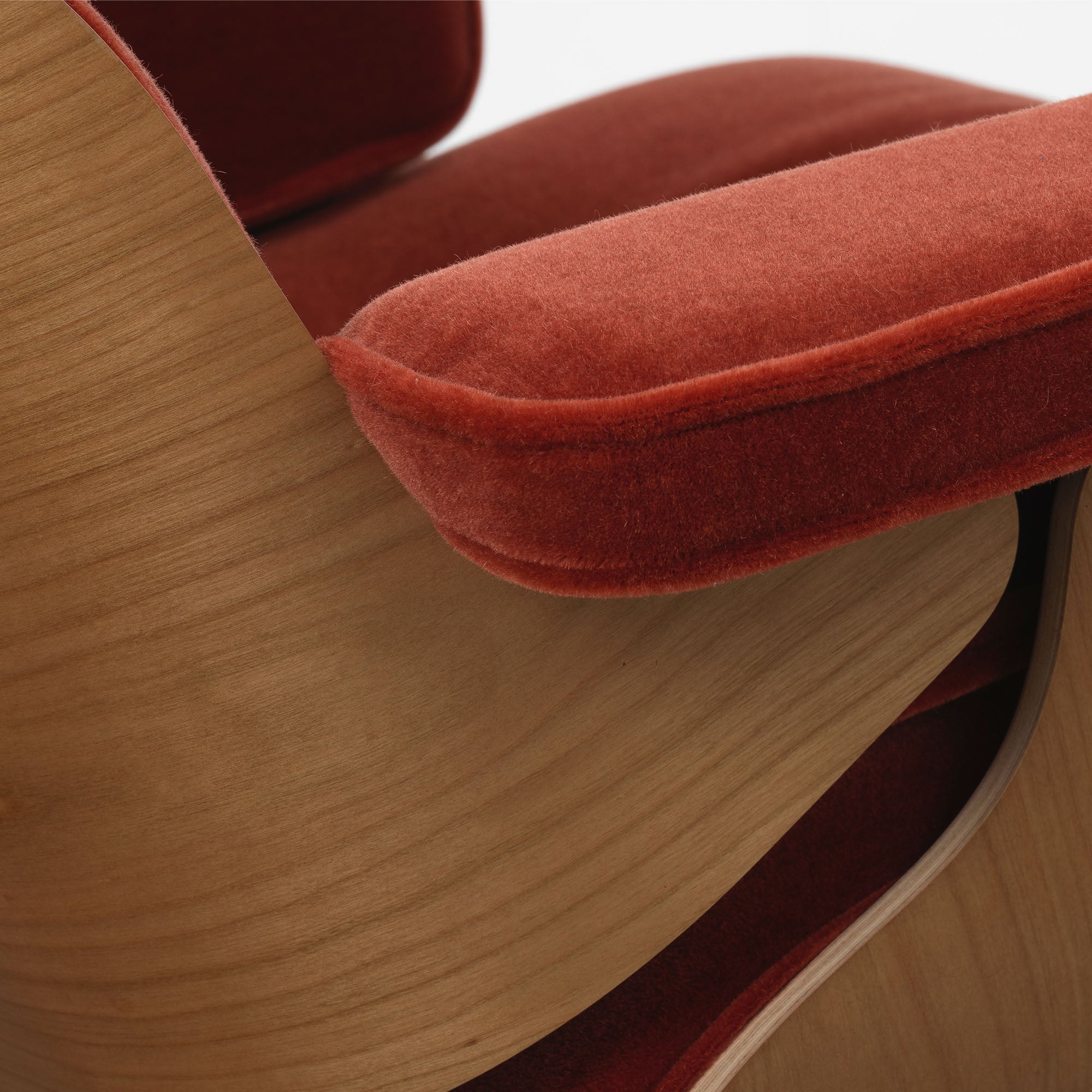 Eames Lounge Chair cu Otoman, lemn de cireș și bază satinată