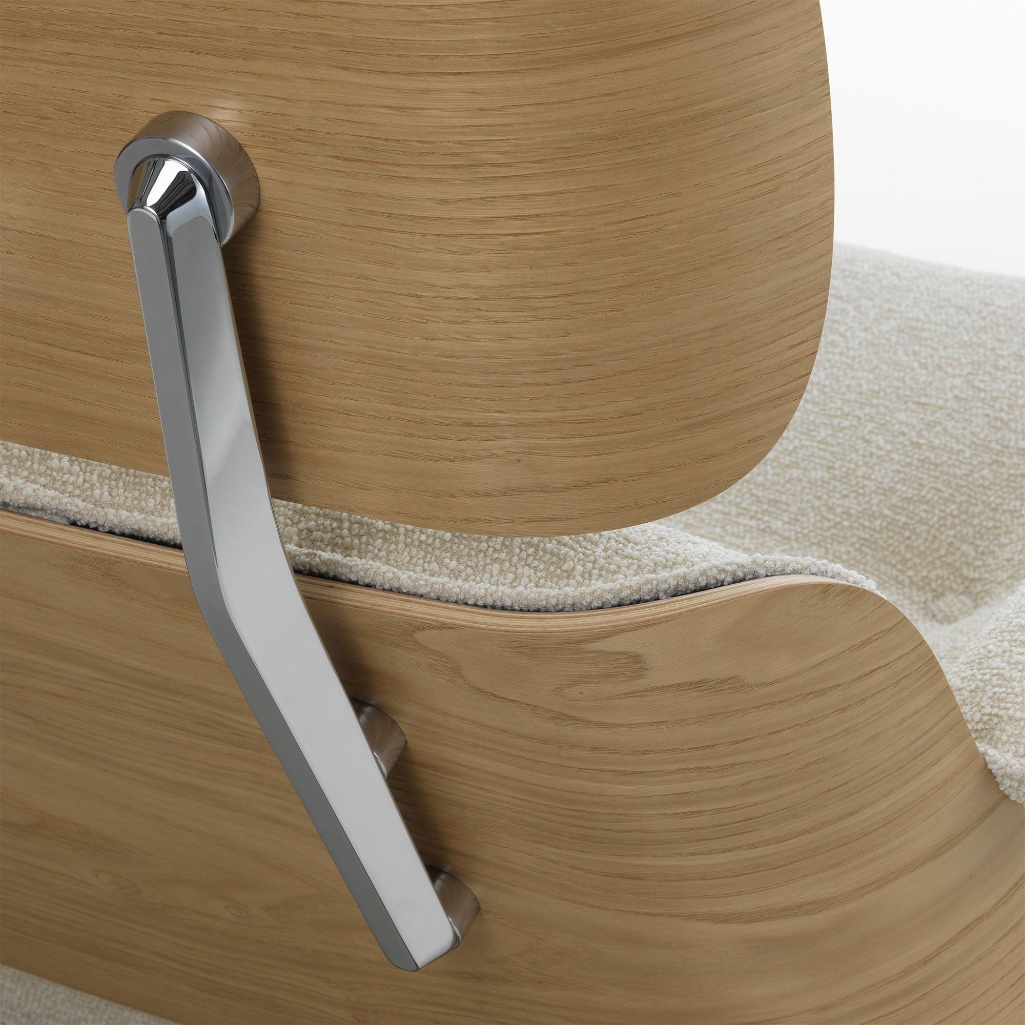 Eames Lounge Chair cu Otoman, lemn de castan și bază satinată