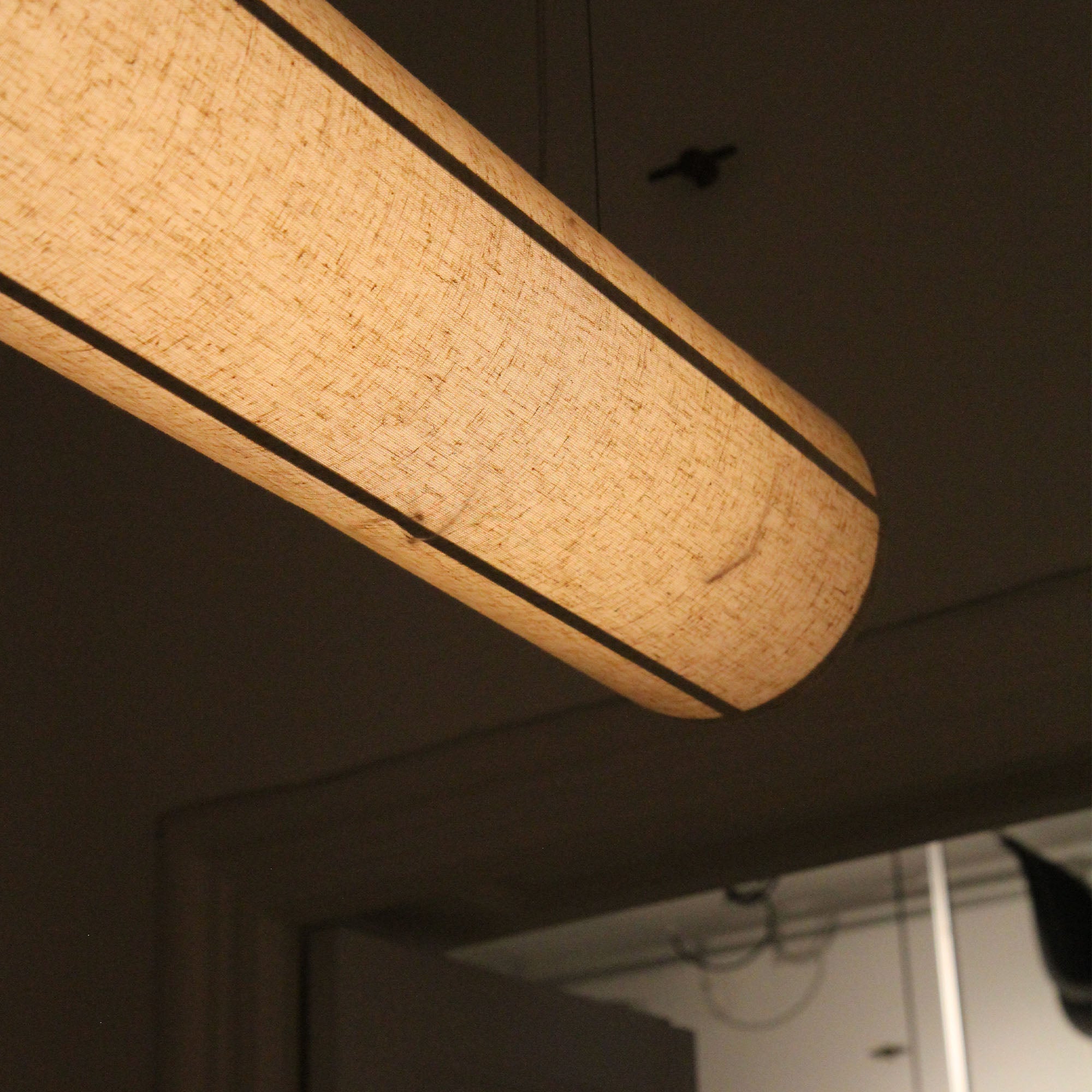 Hashira Linear Pendant Lamp, lampă suspendată produs expus în showroom
