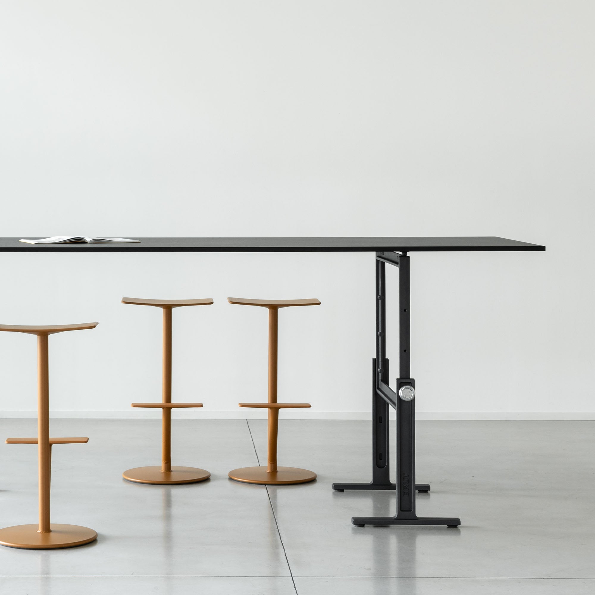 Brut Table, masă cu înălțime ajustabilă 280x95 cm