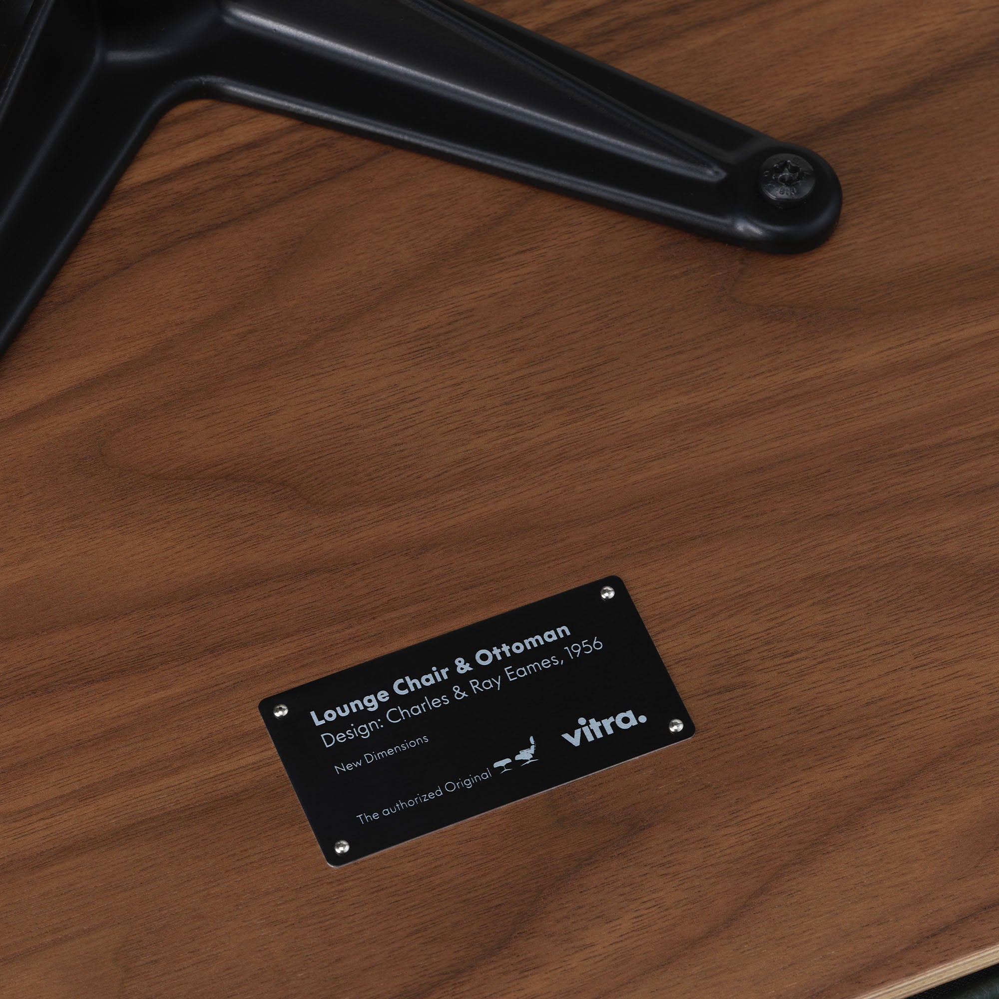 Eames Lounge Chair cu Otoman, lemn de nuc și bază satinată cu laterale negre