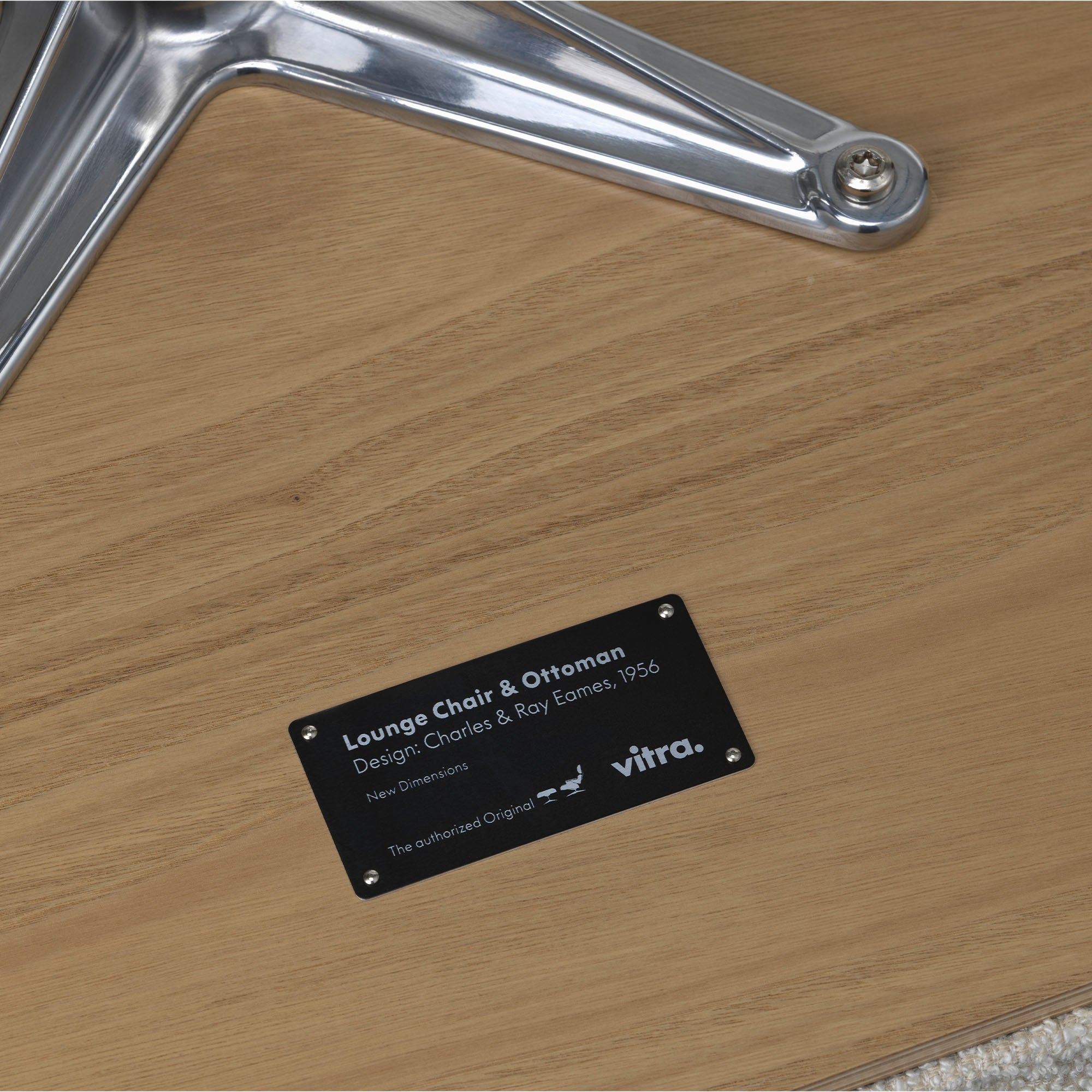 Eames Lounge Chair cu Otoman, lemn de castan și bază satinată