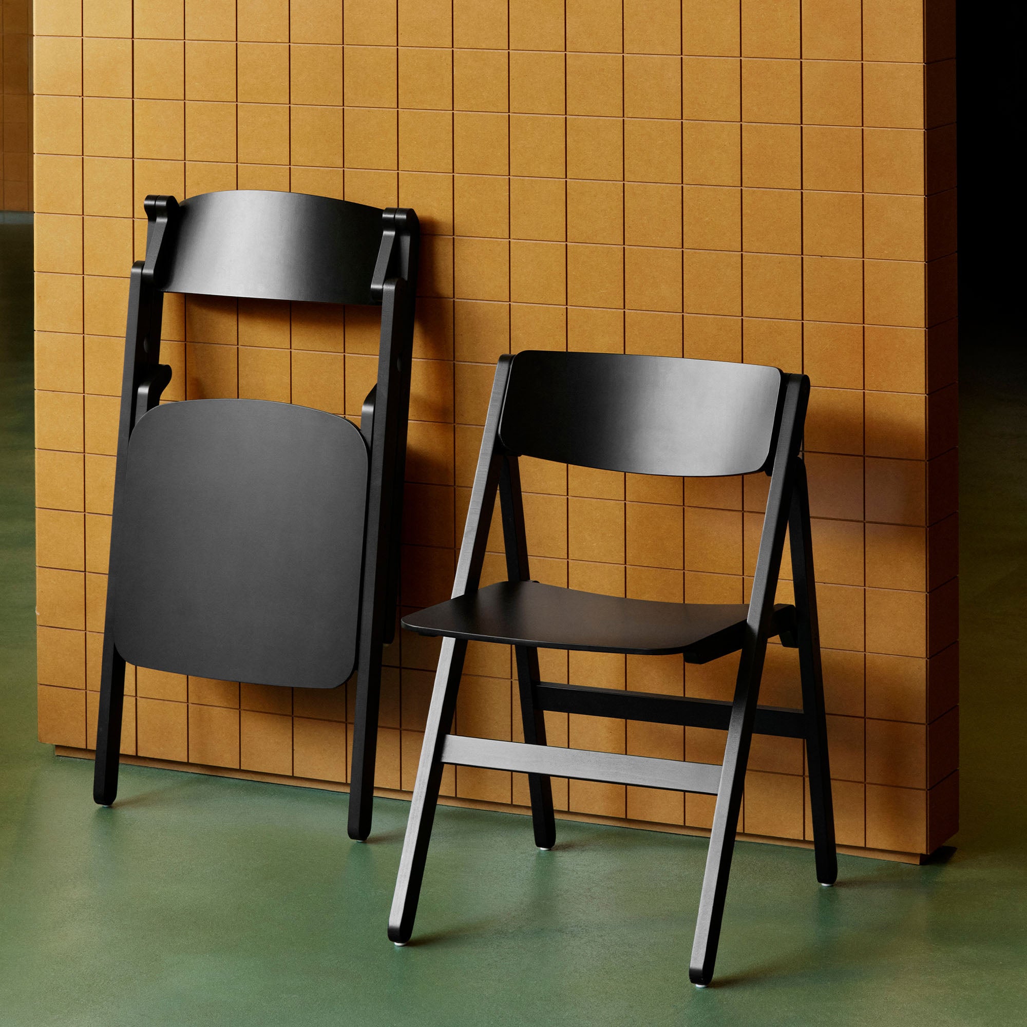 Backflip chair, scaun pliabil din lemn