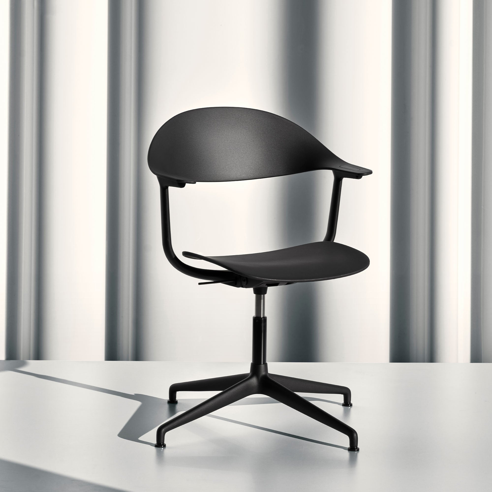 Mynt, scaun de birou cu șezut și spătar de plastic