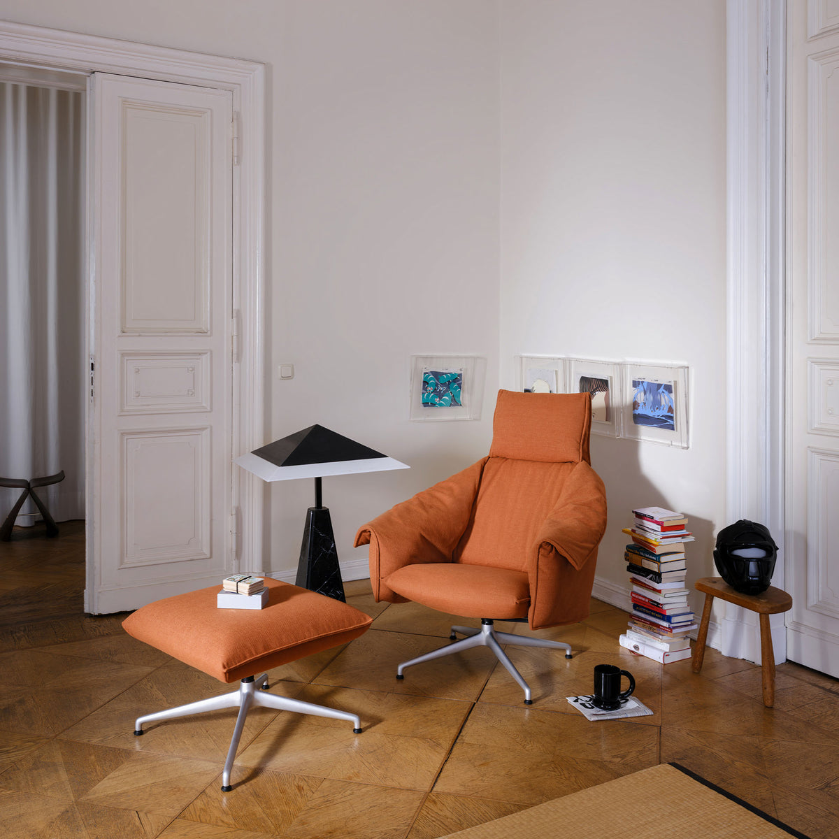 Bascule Highback Lounge Chair cu Otoman, bază metal