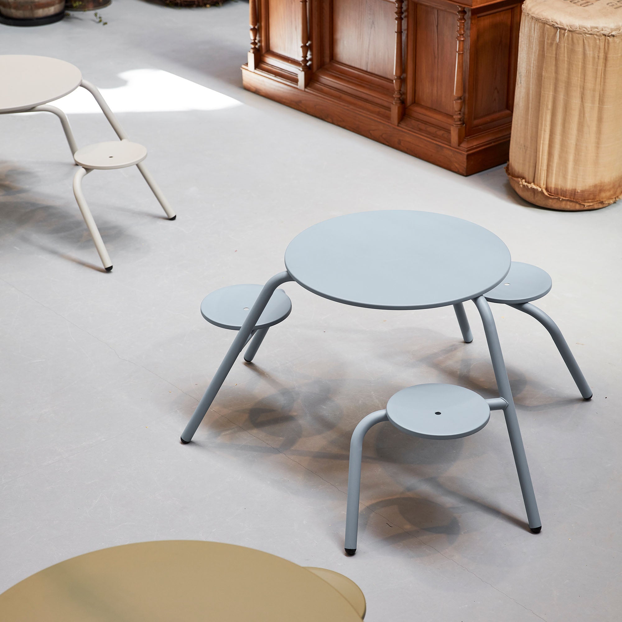 Virus masă cu tabureți încorporați Ø160