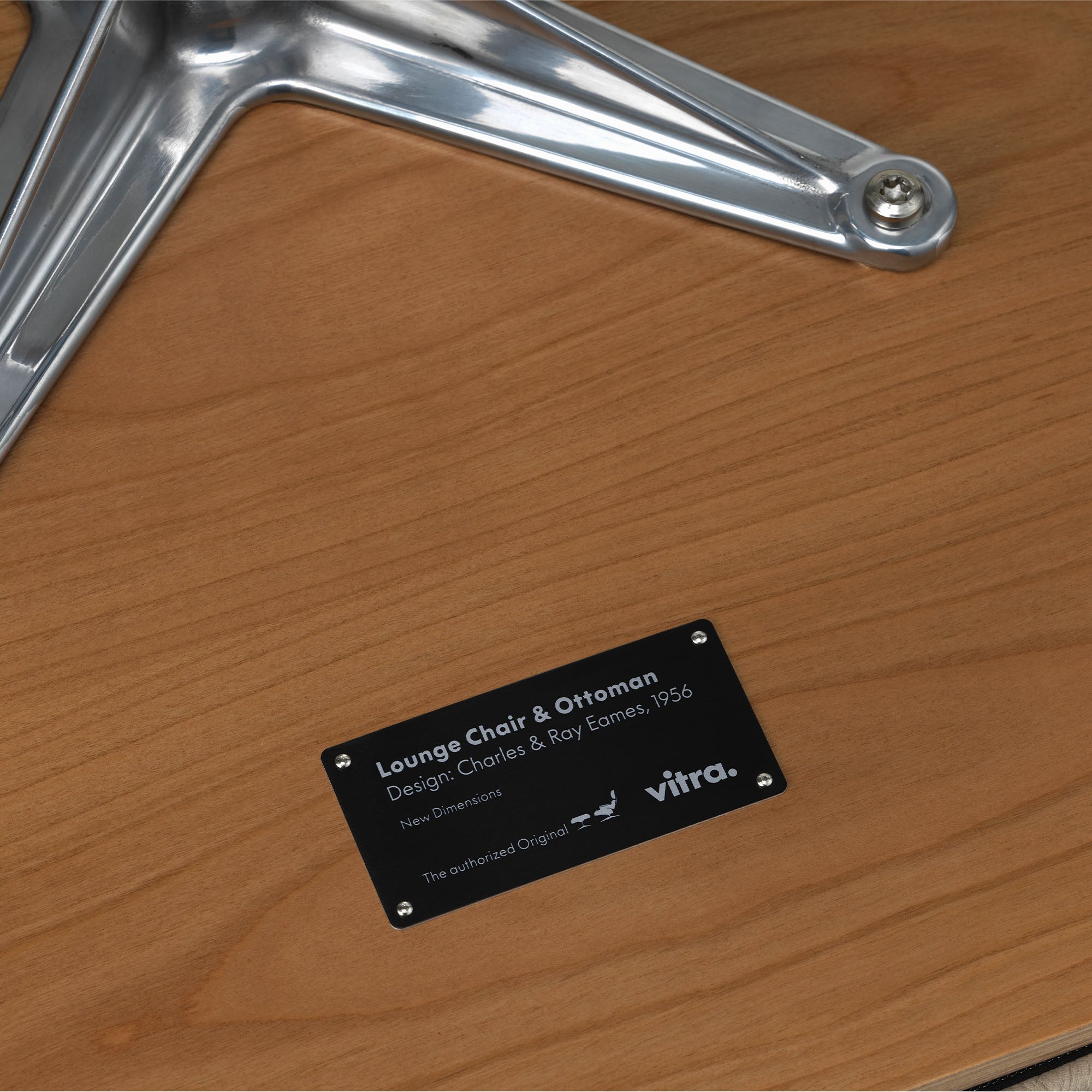 Eames Lounge Chair cu Otoman, lemn de cireș și bază satinată