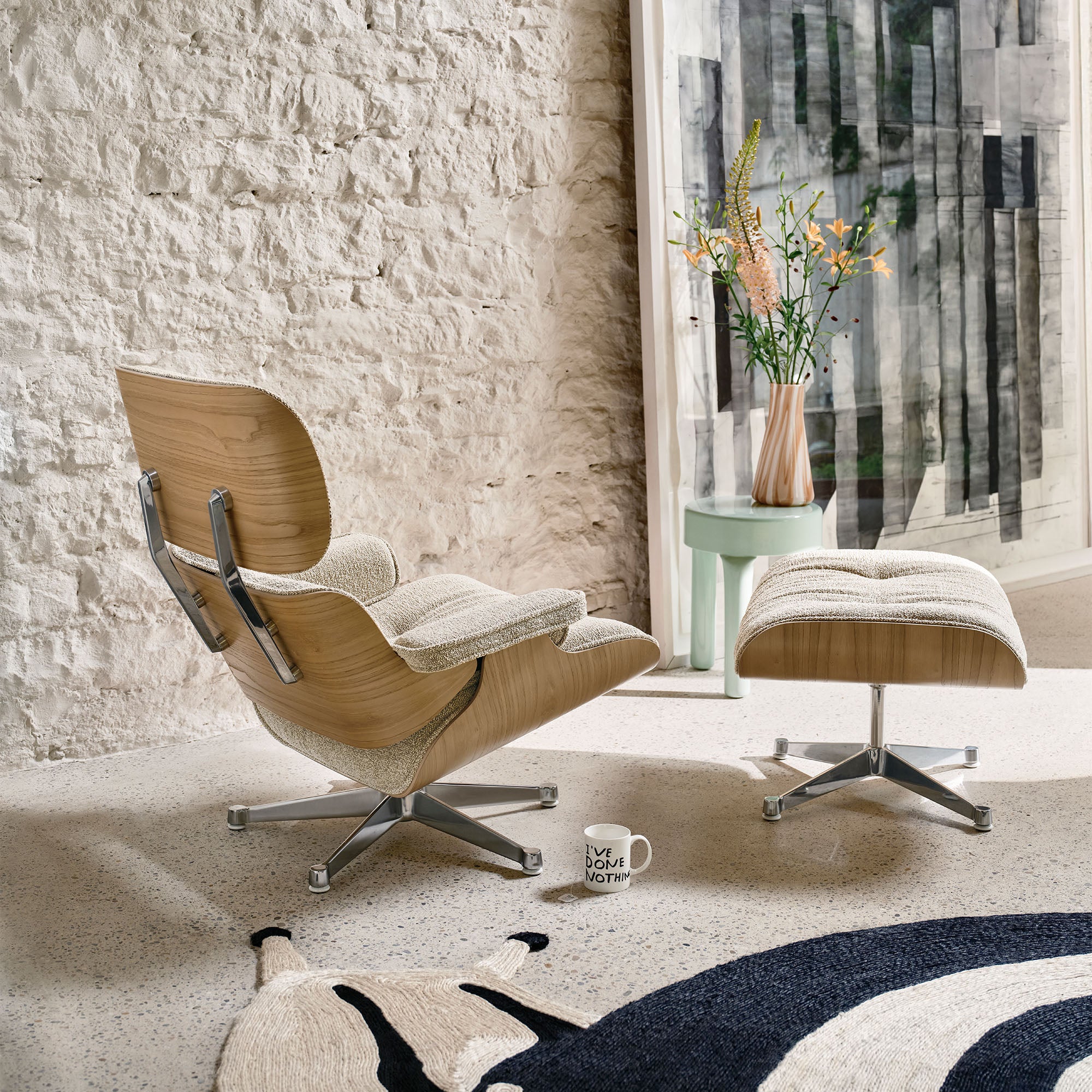 Eames Lounge Chair cu Otoman, lemn de castan și bază satinată