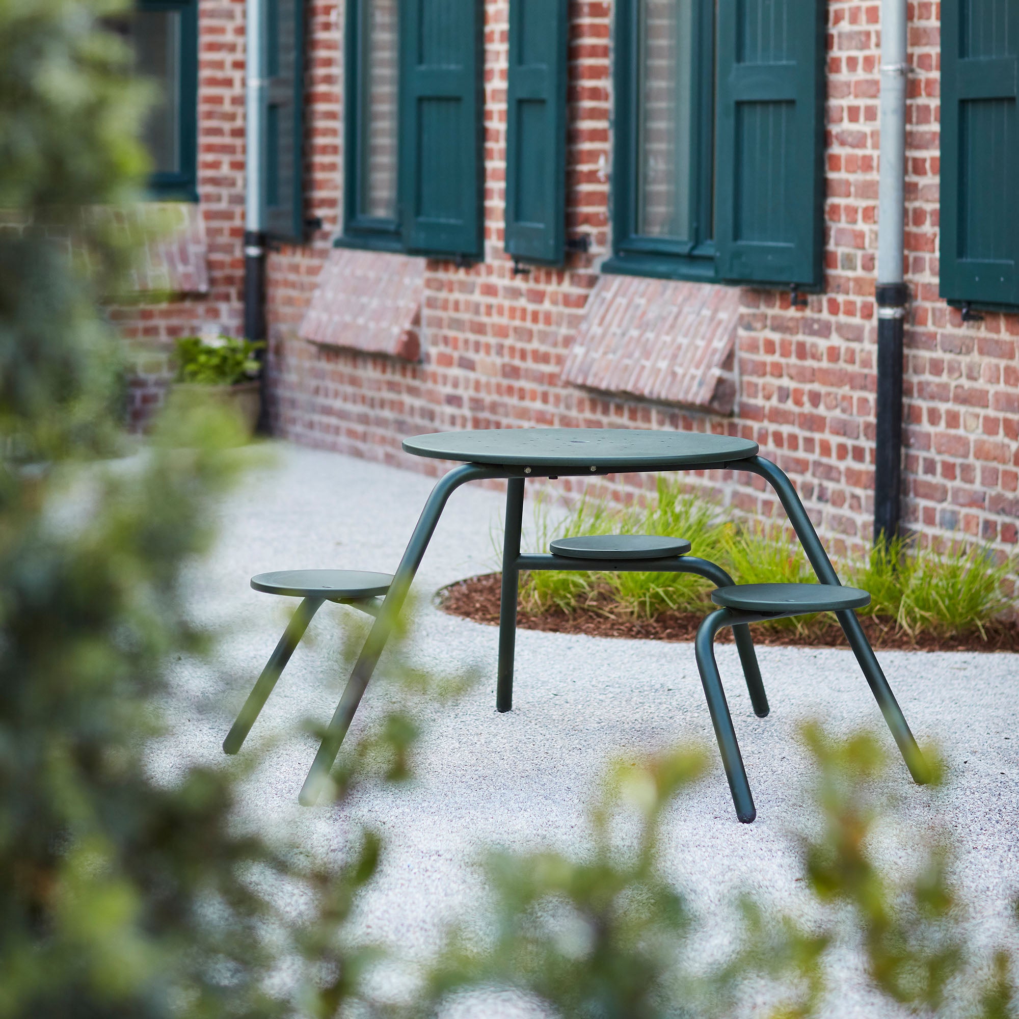 Virus masă cu tabureți încorporați Ø160