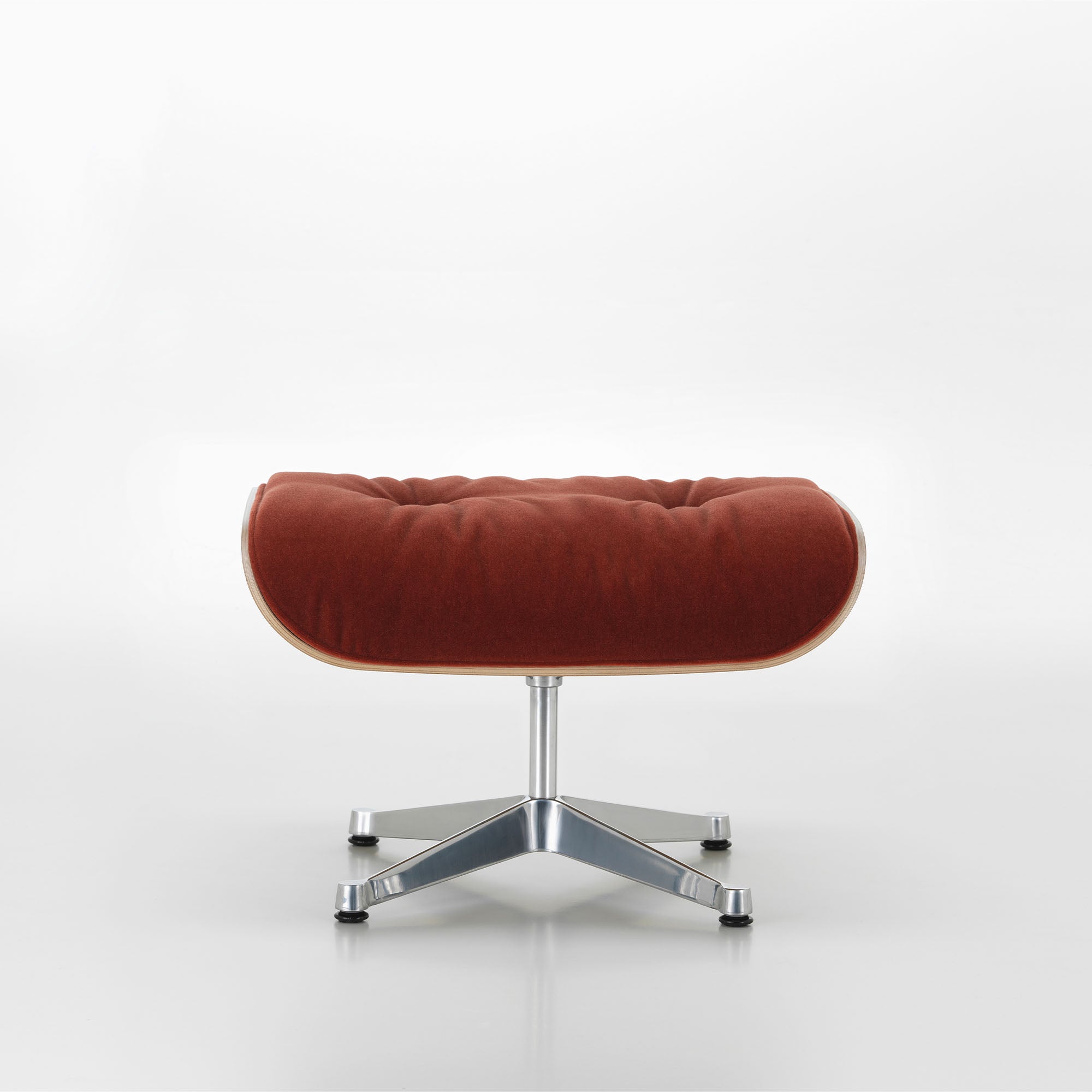 Eames Lounge Chair cu Otoman, lemn de cireș și bază satinată