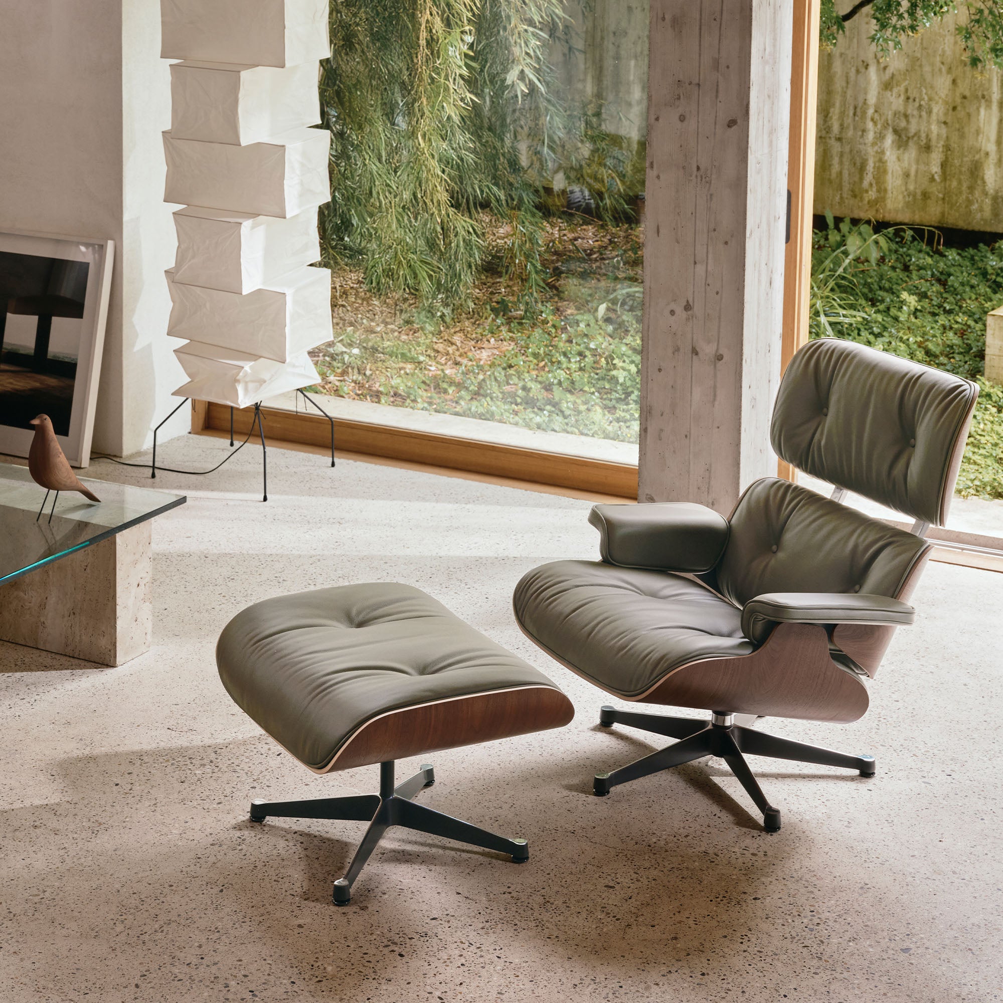 Eames Lounge Chair cu Otoman, lemn de nuc băițuit și bază satinată cu laterale negre