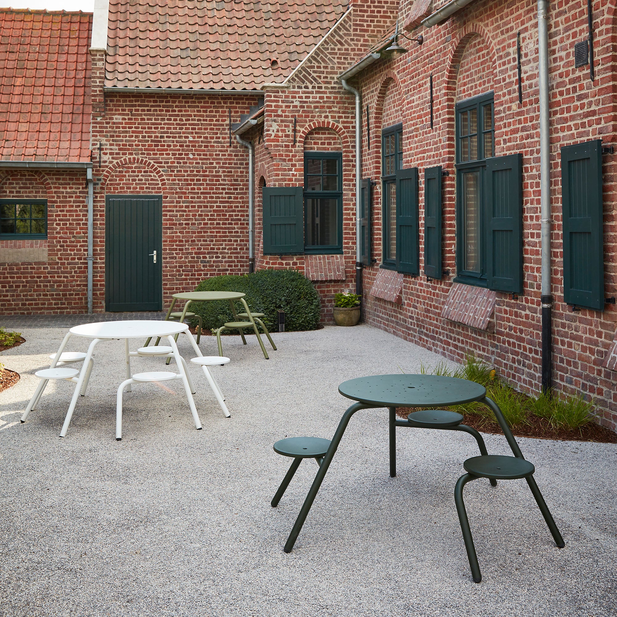 Virus masă cu tabureți încorporați Ø160