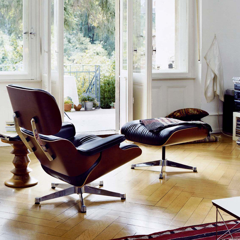 Eames Lounge Chair cu Otoman (lemn de nuc)