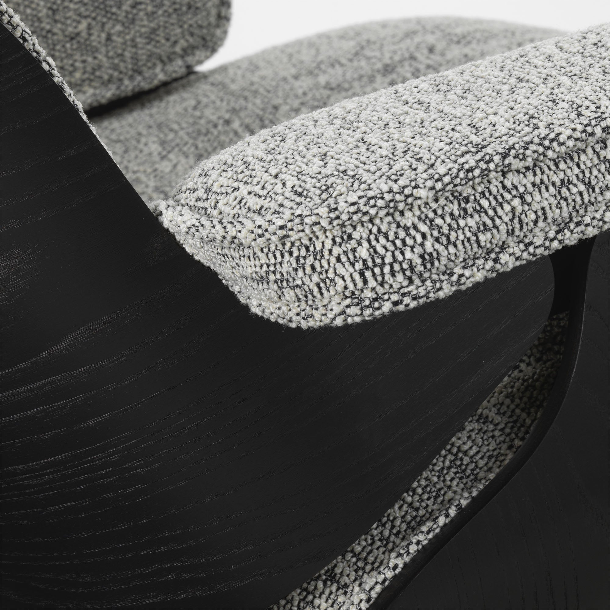 Eames Lounge Chair cu Otoman, lemn de castan vopsit negru și bază neagră