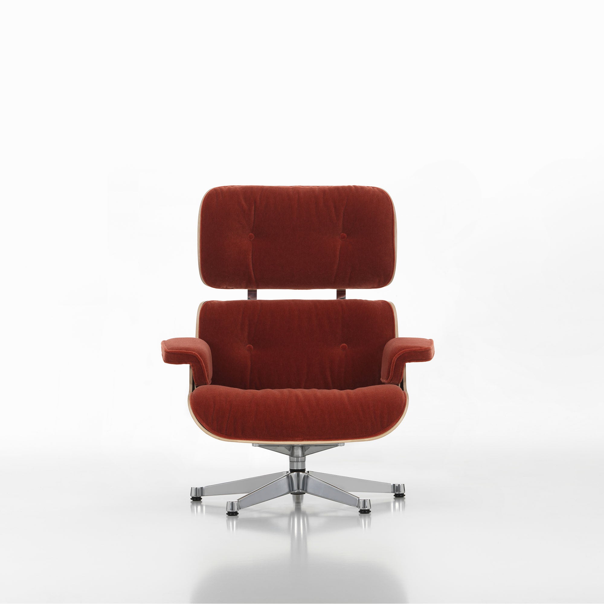 Eames Lounge Chair cu Otoman, lemn de cireș și bază satinată