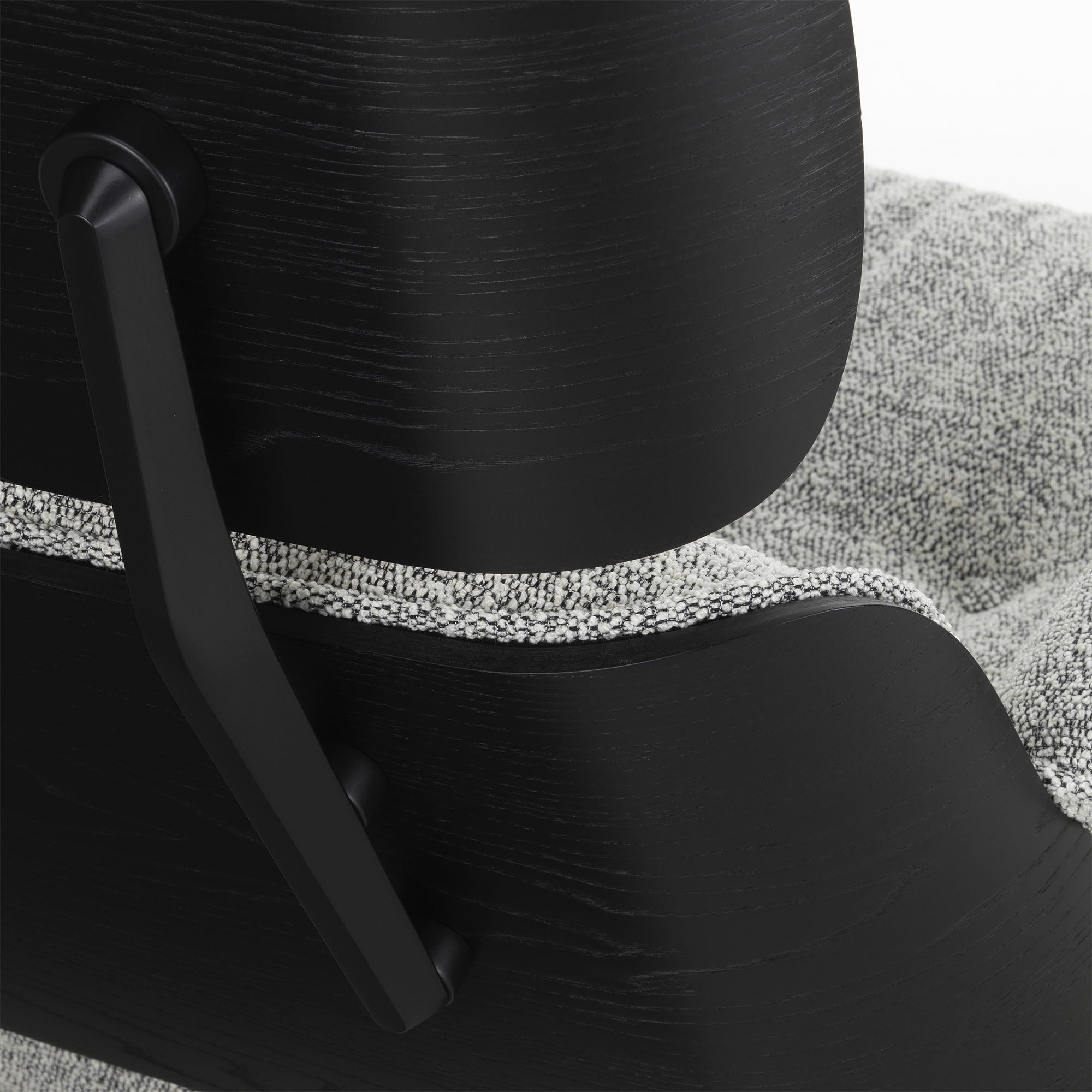 Eames Lounge Chair cu Otoman, lemn de castan vopsit negru și bază neagră