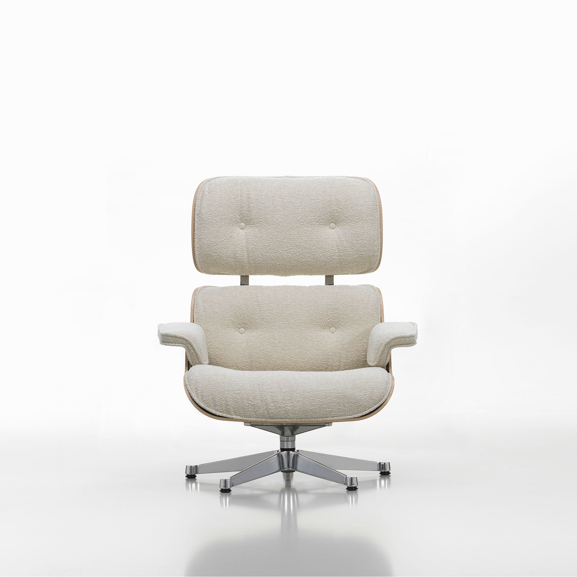 Eames Lounge Chair cu Otoman, lemn de castan și bază satinată