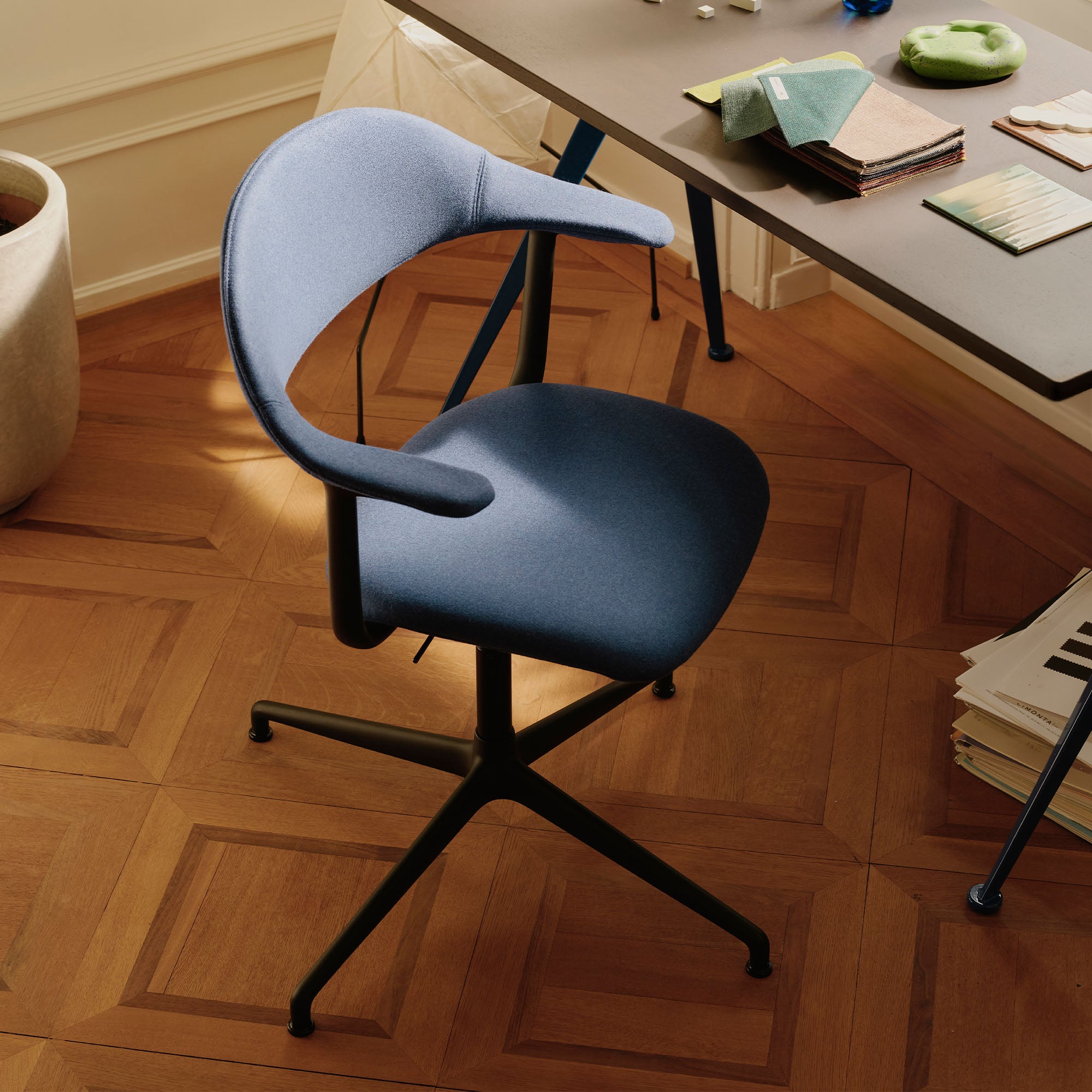 Mynt, scaun de birou cu șezut și spătar tapițat
