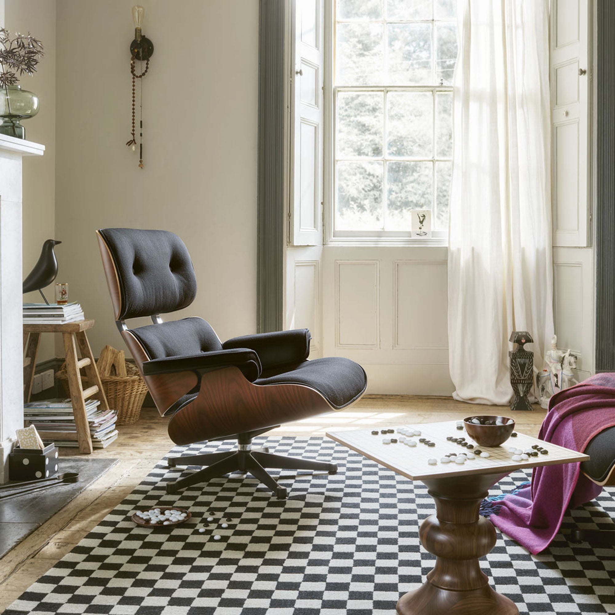 Eames Lounge Chair cu Otoman, lemn din palisandru și bază satinată cu laterale negre