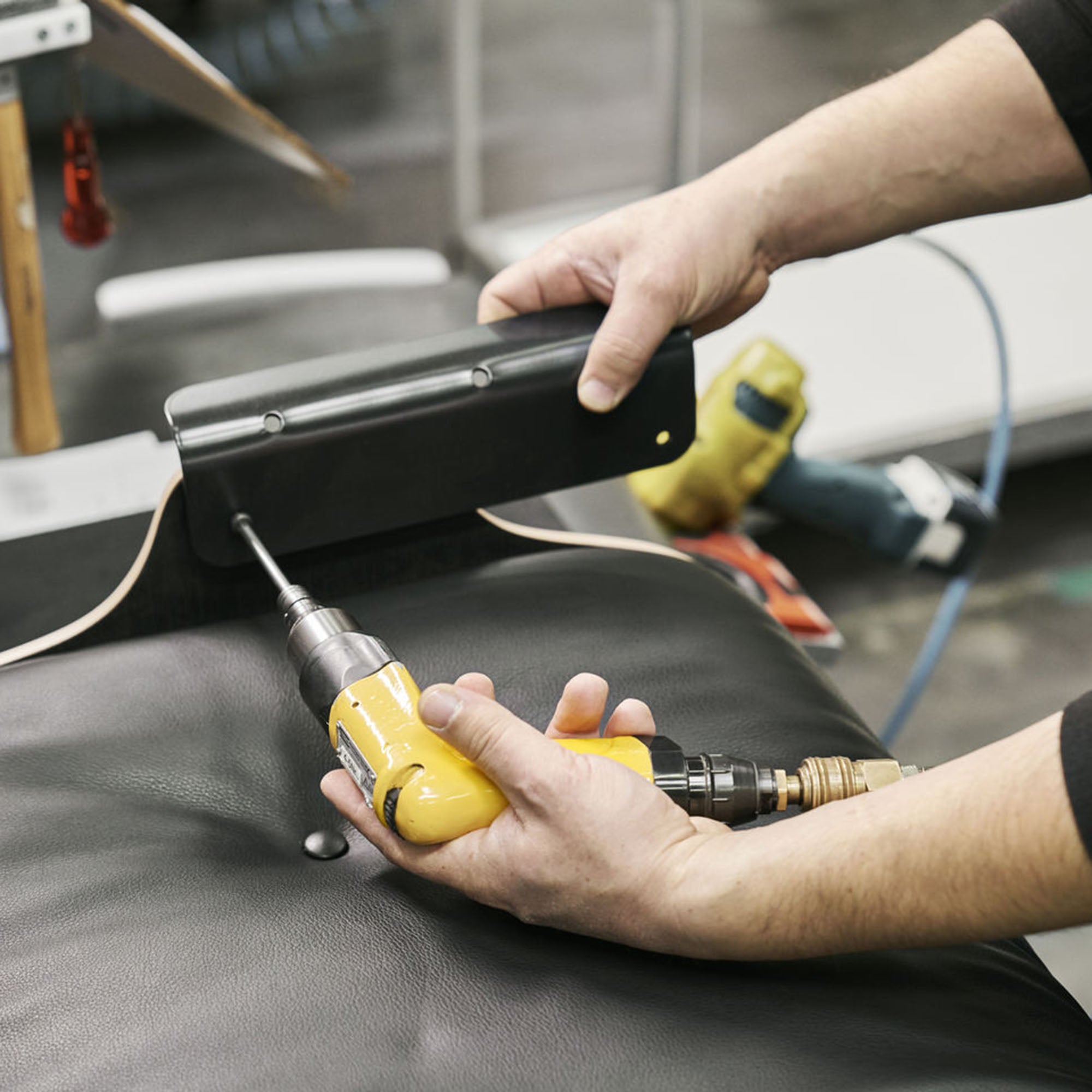 Eames Lounge Chair cu Otoman, lemn de nuc și bază satinată cu laterale negre