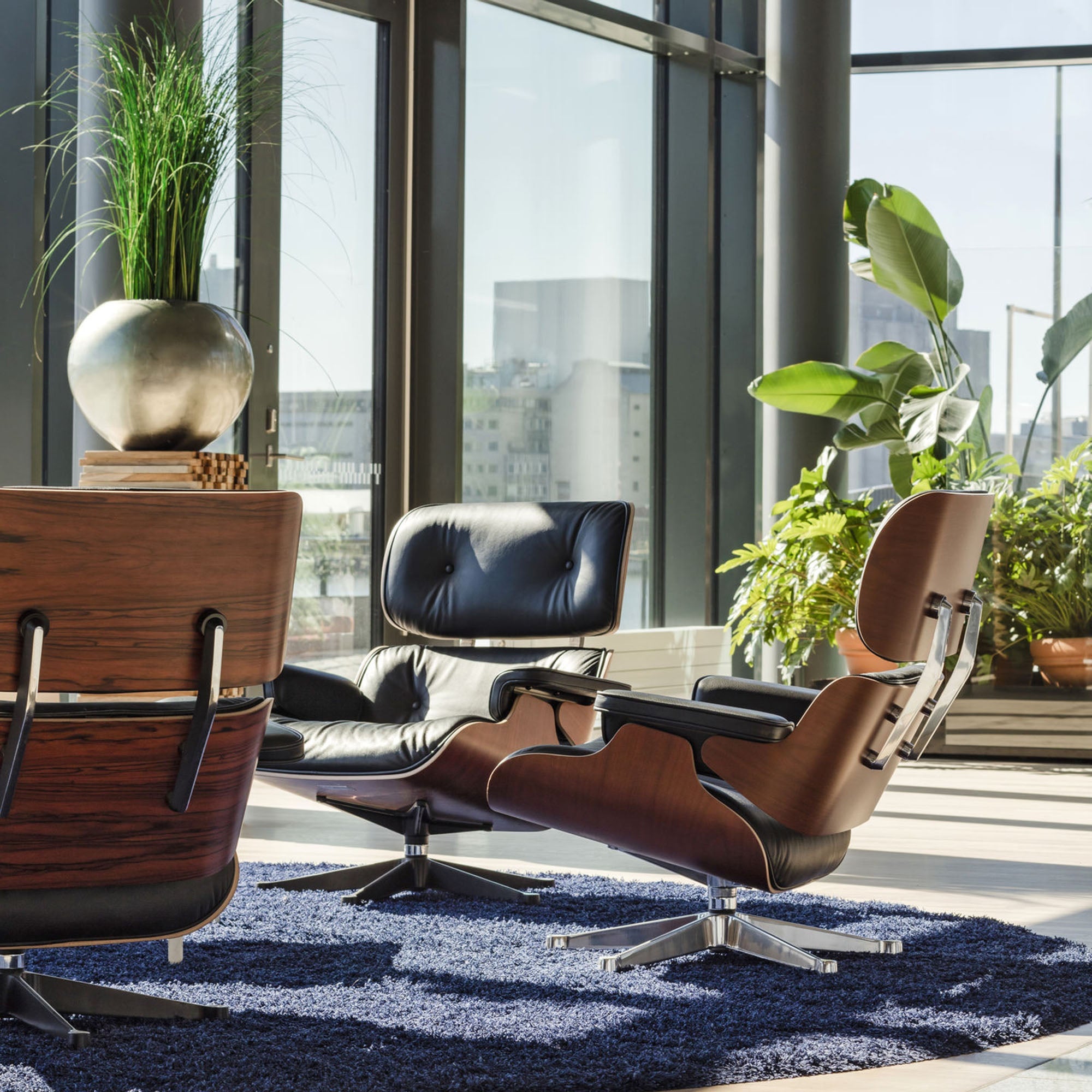 Eames Lounge Chair cu Otoman, lemn din palisandru și bază satinată cu laterale negre