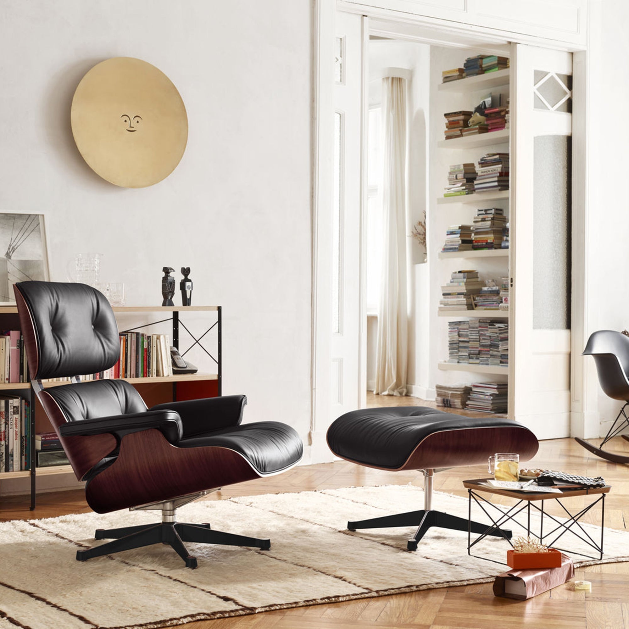 Eames Lounge Chair cu Otoman, lemn din palisandru și bază satinată cu laterale negre