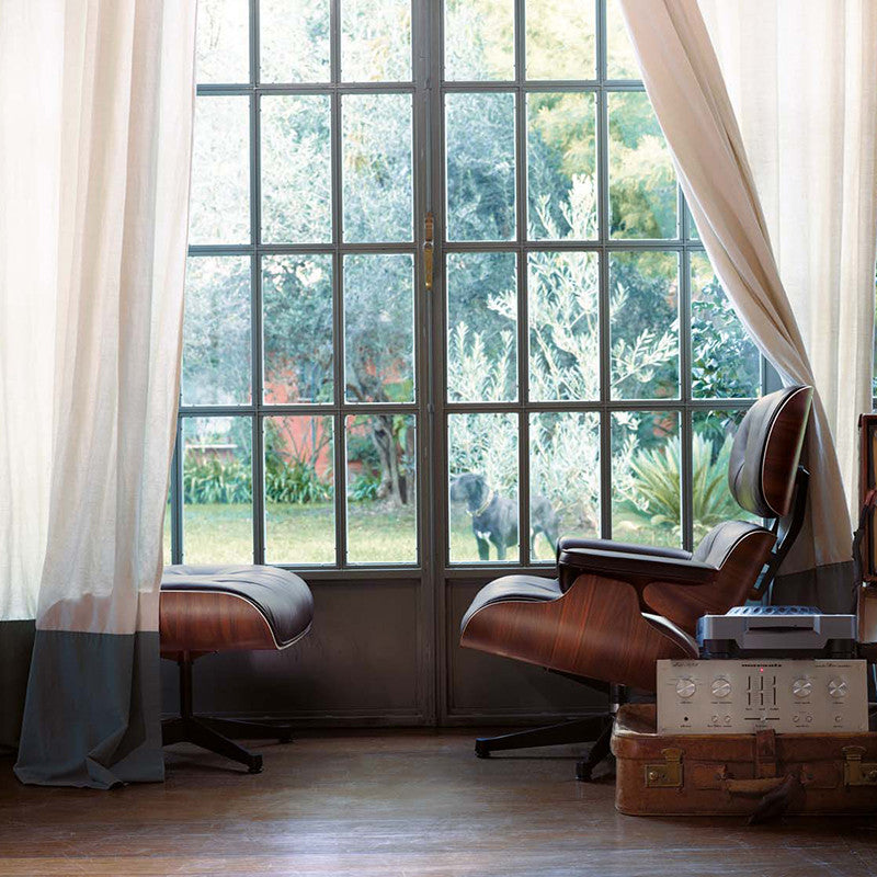 Eames Lounge Chair cu Otoman, lemn din palisandru și bază satinată cu laterale negre