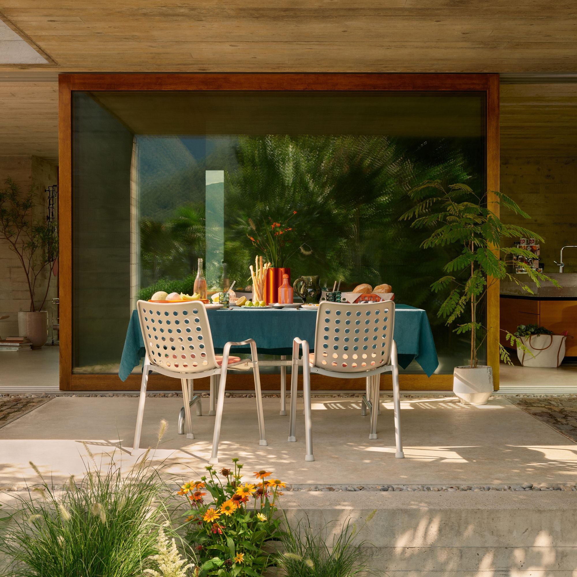 Landi Chair, scaun de exterior cu cotiere