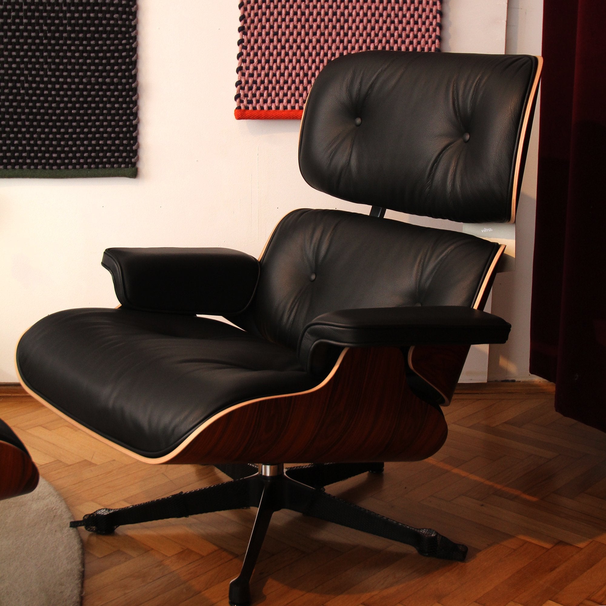 Eames Lounge Chair cu Otoman, lemn din palisandru și bază satinată cu laterale negre