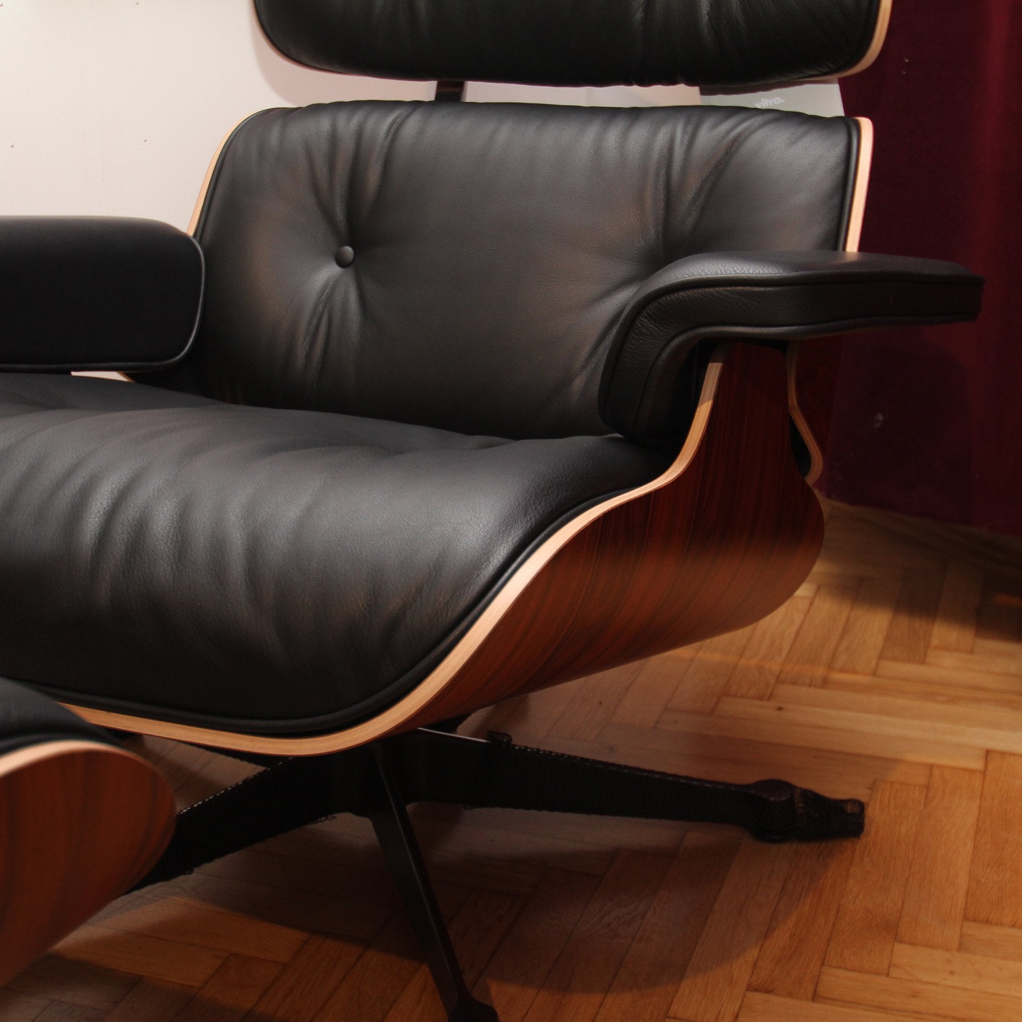 Eames Lounge Chair cu Otoman, lemn din palisandru și bază satinată cu laterale negre