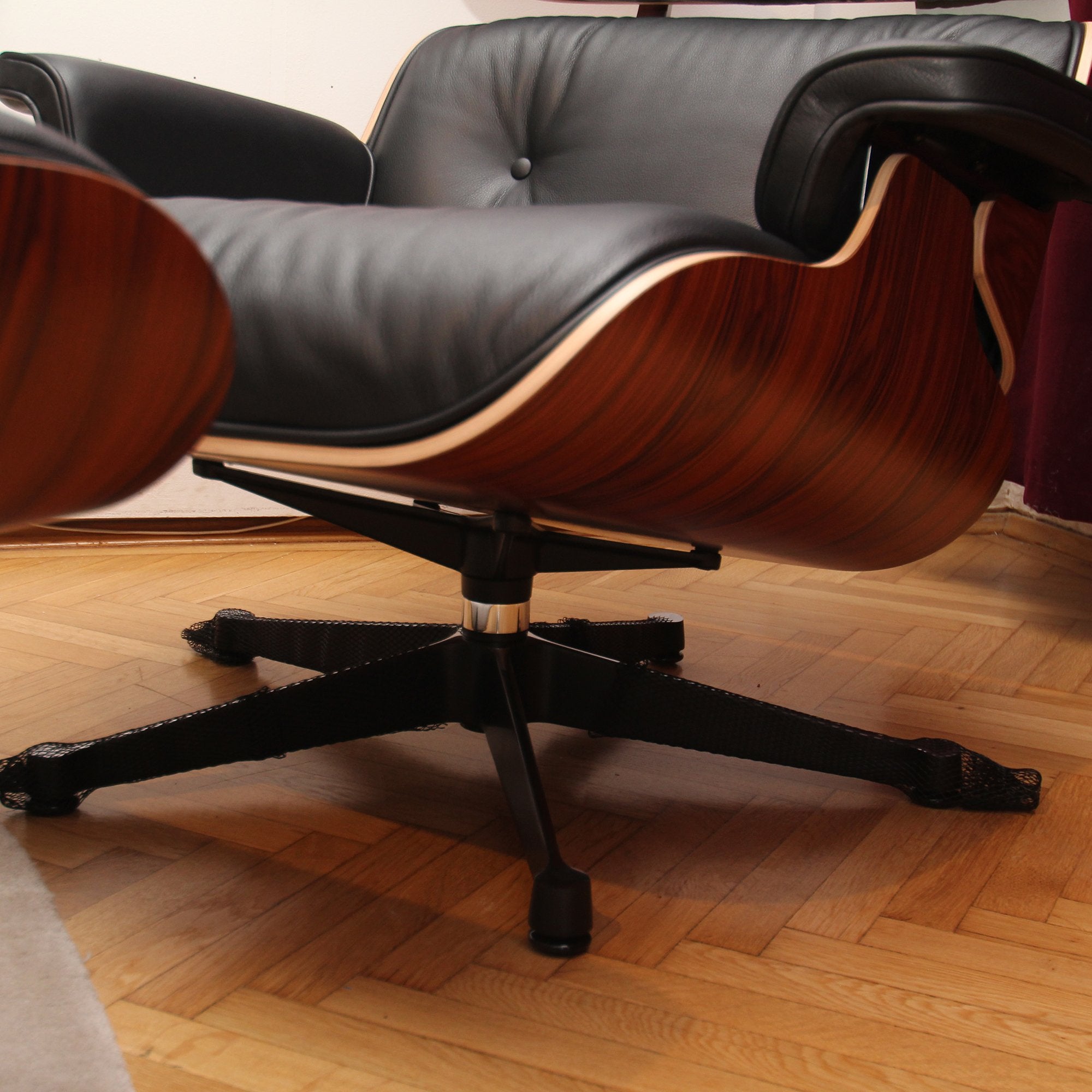 Eames Lounge Chair cu Otoman, lemn din palisandru și bază satinată cu laterale negre