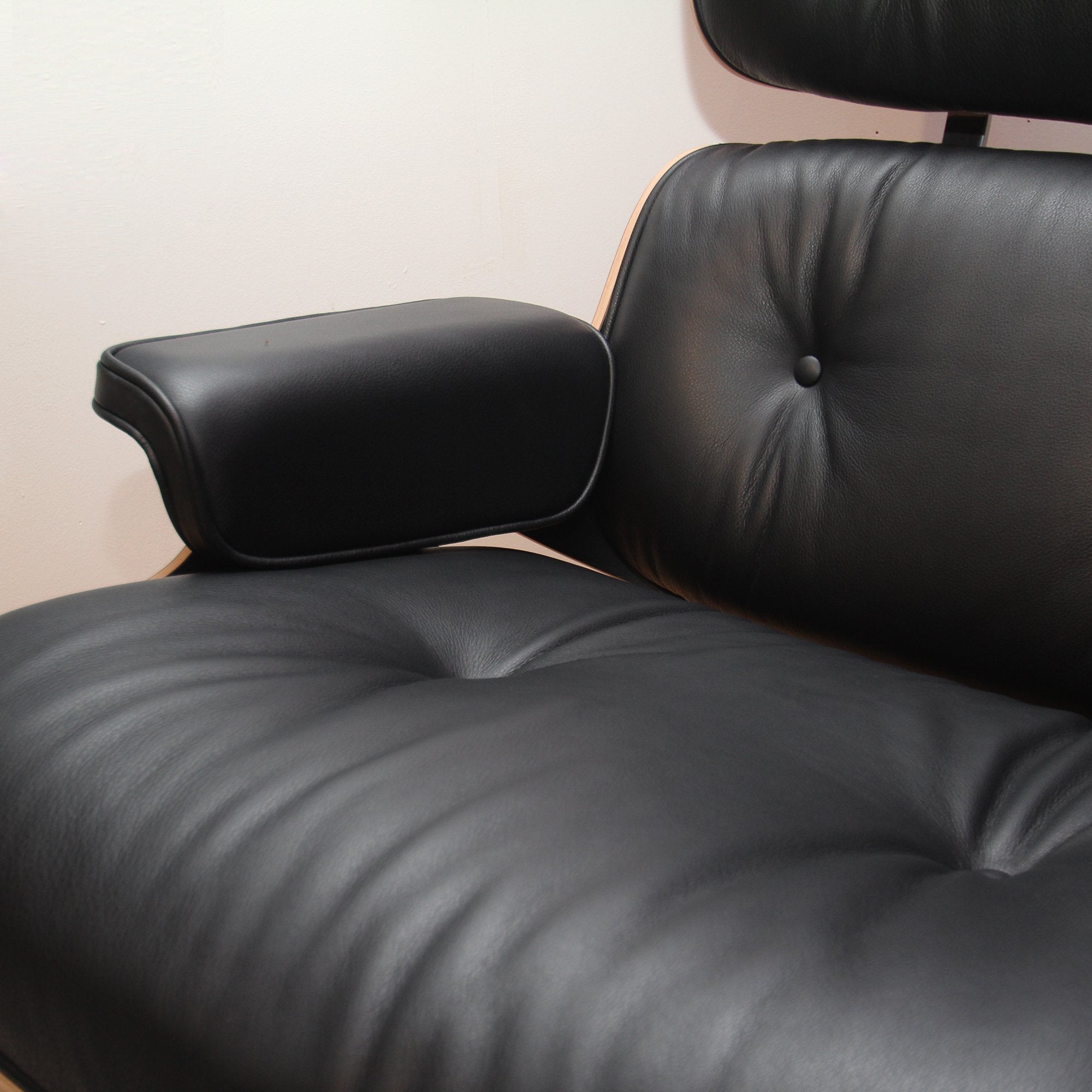 Eames Lounge Chair cu Otoman (lemn din palisandru)