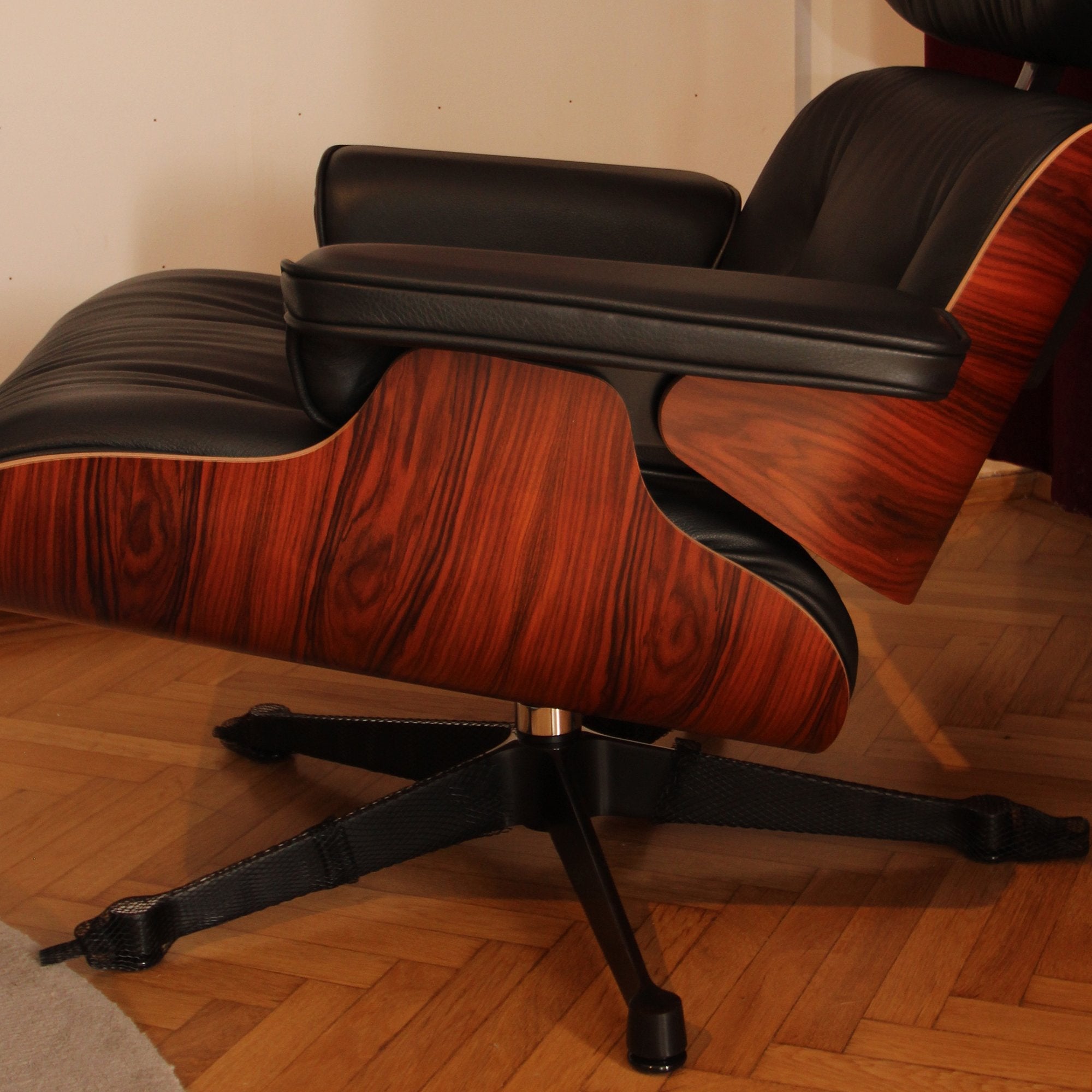 Eames Lounge Chair cu Otoman, lemn din palisandru și bază satinată cu laterale negre
