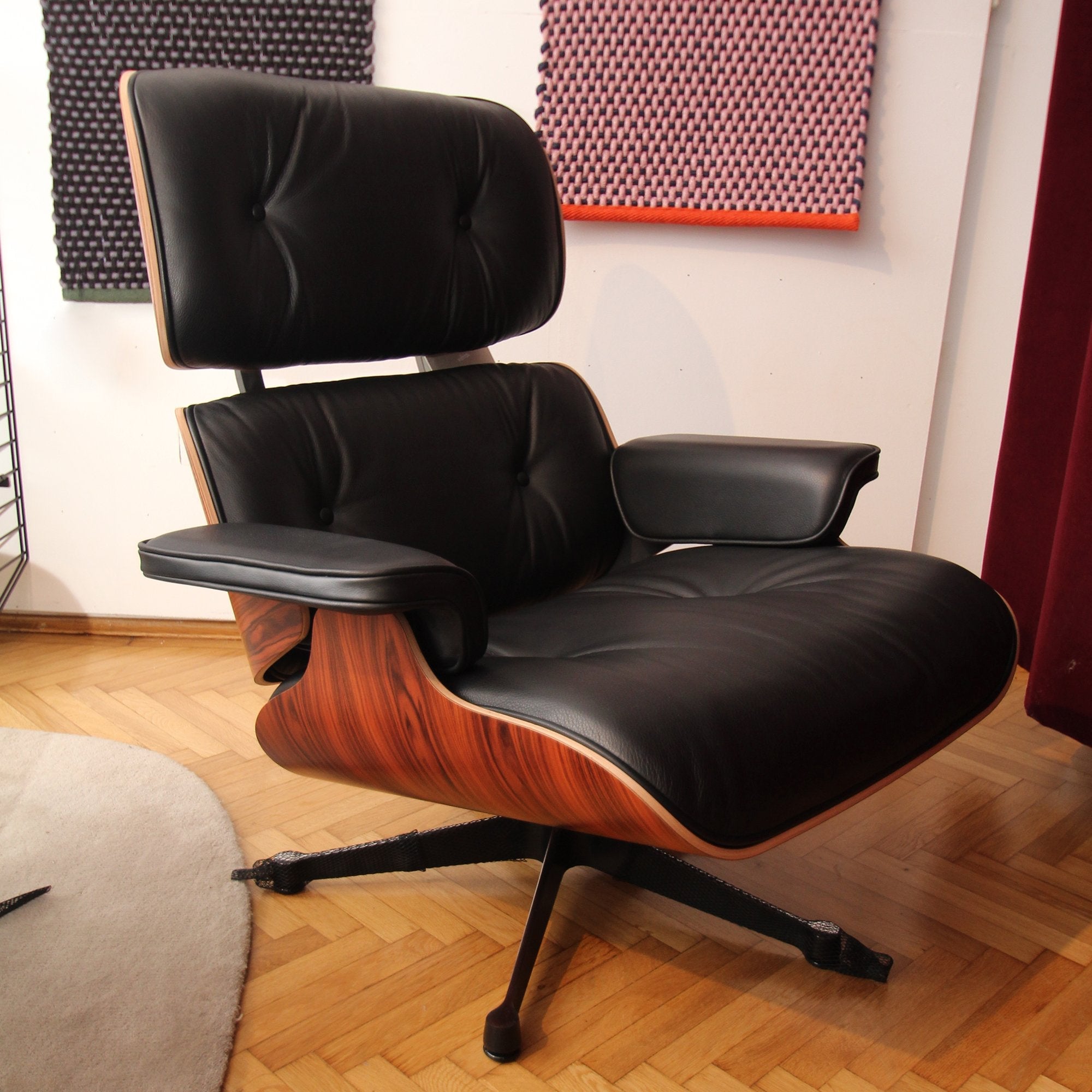 Eames Lounge Chair cu Otoman, lemn din palisandru și bază satinată cu laterale negre