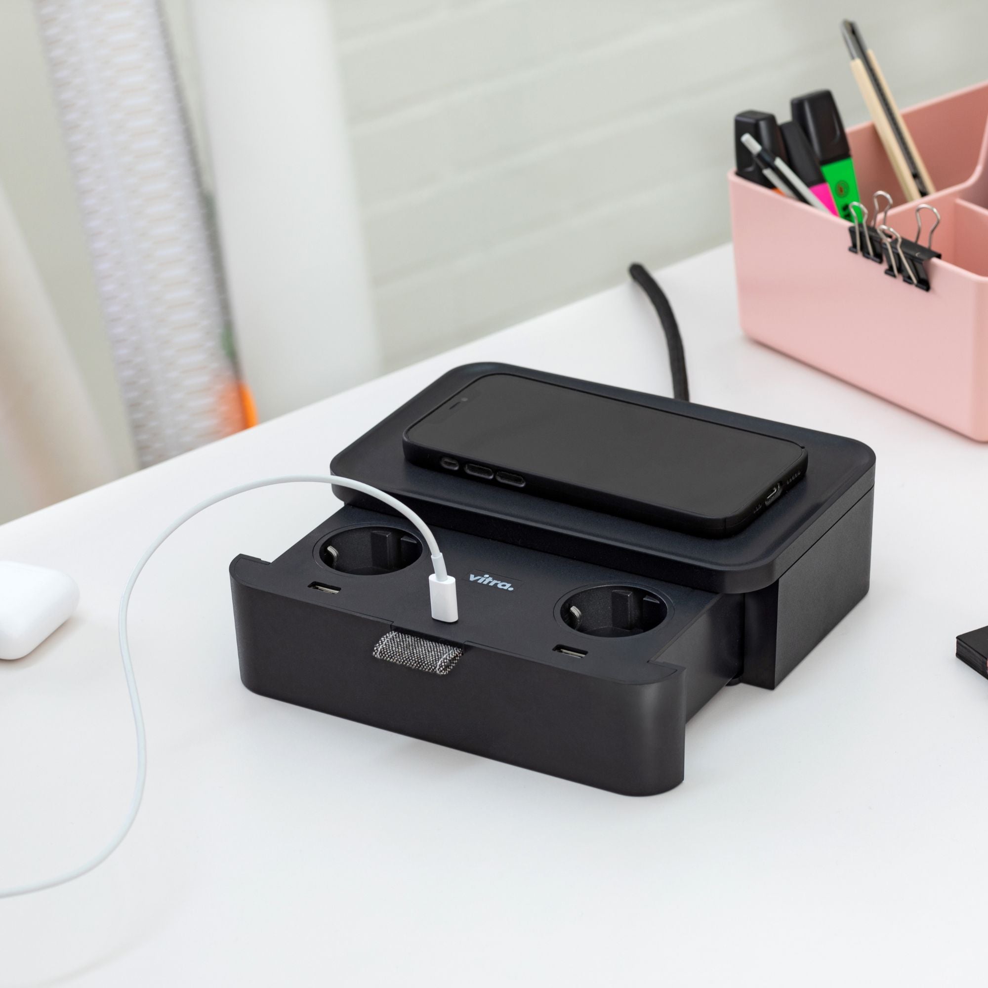 Ampi sistem de alimentare wireless, prize electrice și USB