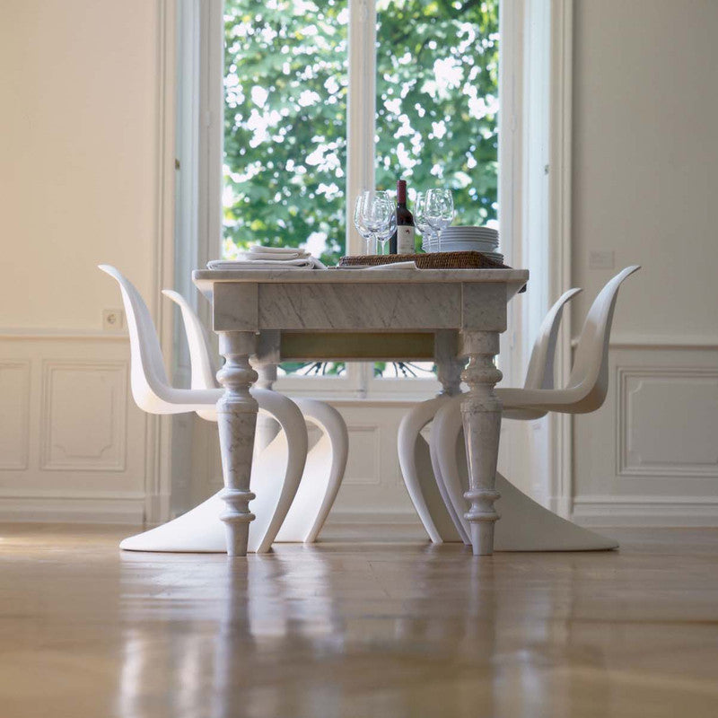 Scaune Panton produse de Vitra (albe, poză de ambient)