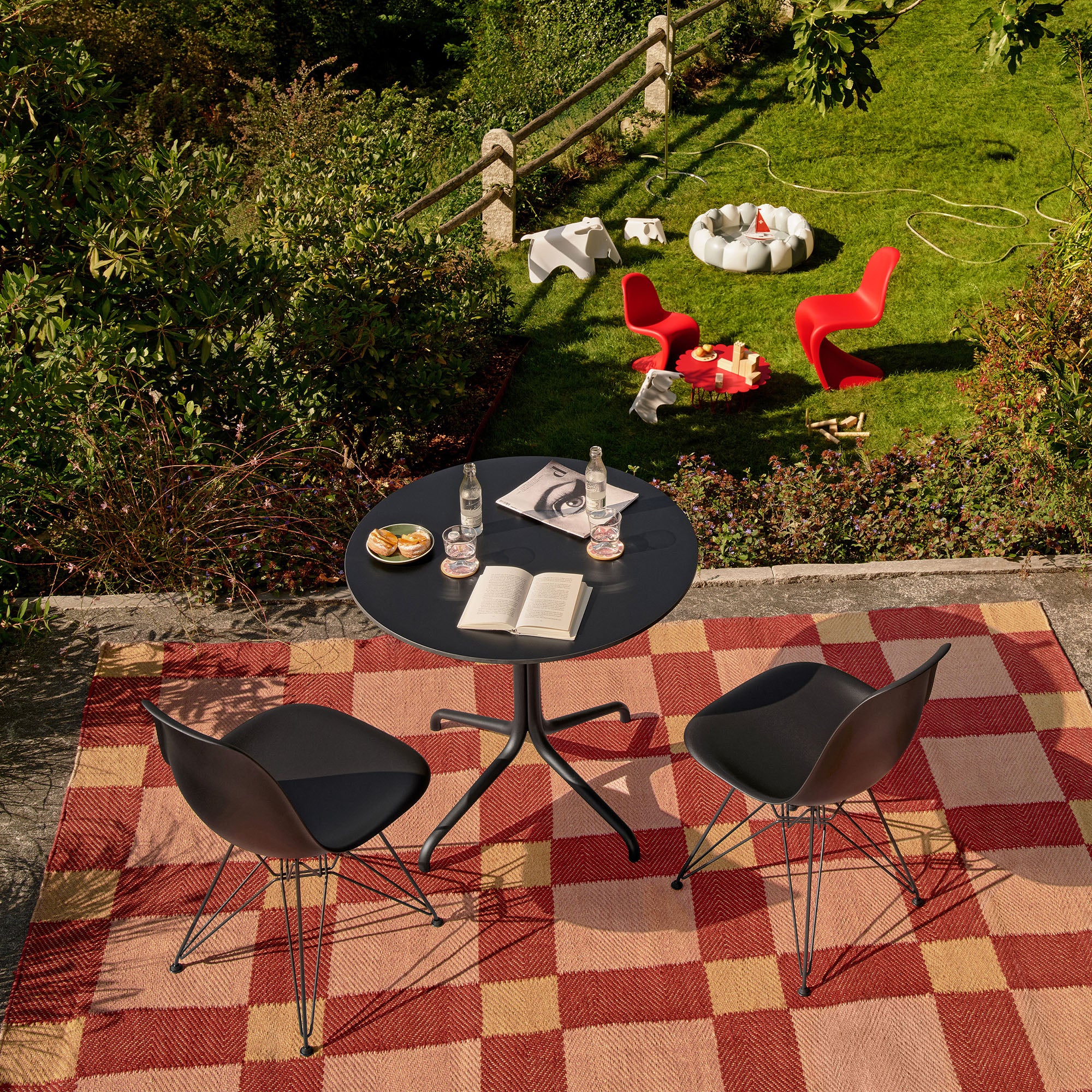 Eames Plastic RE DSR scaun cu baza neagră