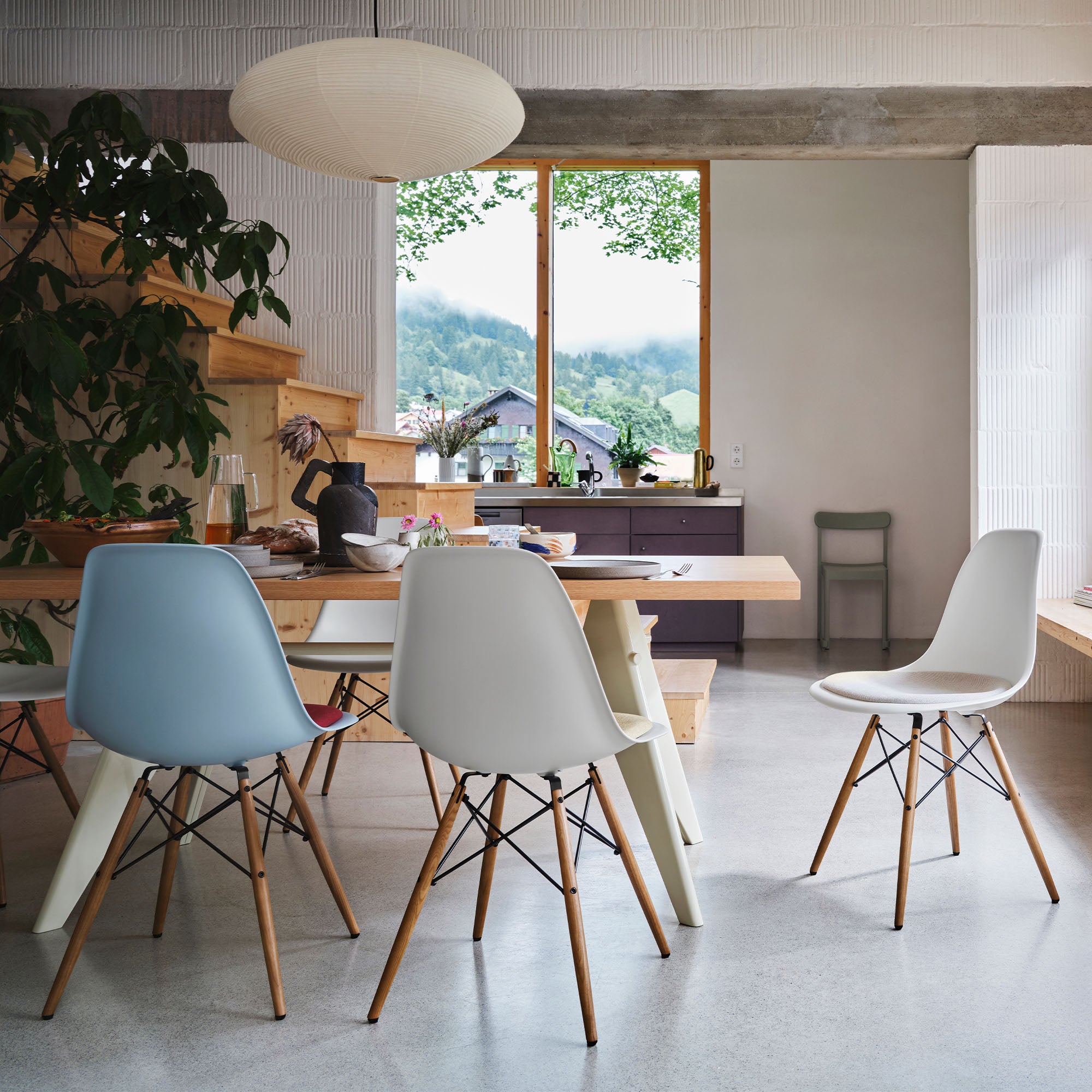 Eames Plastic RE DSW scaun cu picioare arțar închis