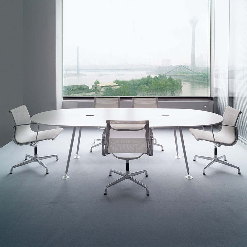 Aluminium EA 108, un scaun de birou creat de prolificul cuplu Eames și produs de Vitra