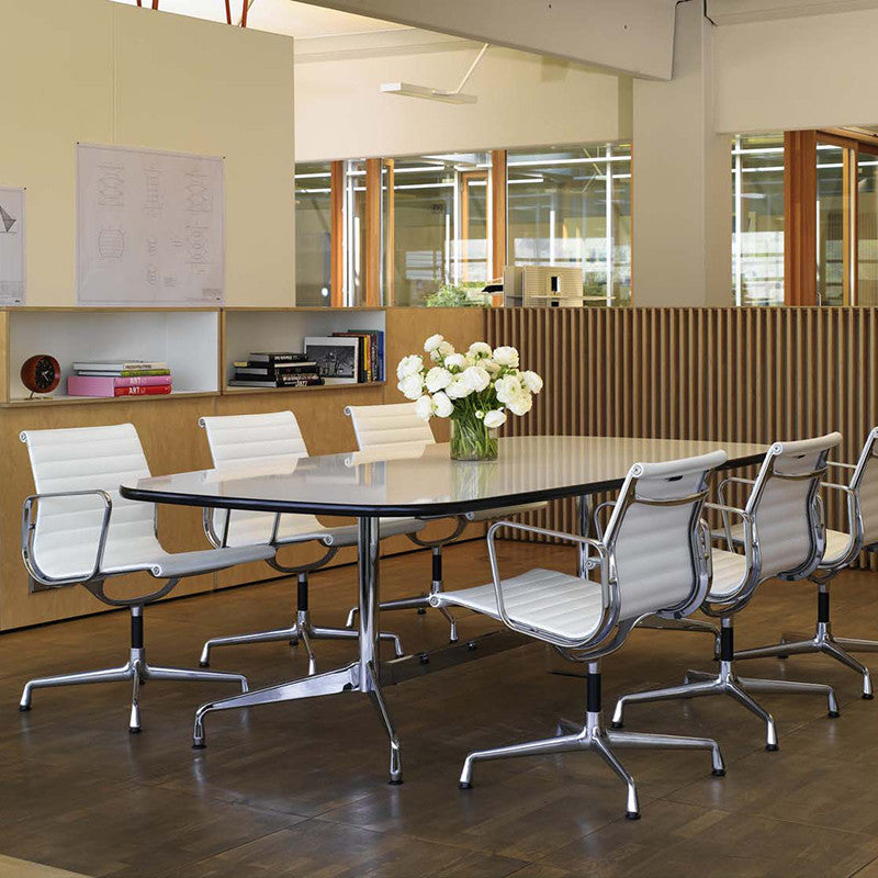 Aluminium EA 108, un scaun de birou creat de prolificul cuplu Eames și produs de Vitra