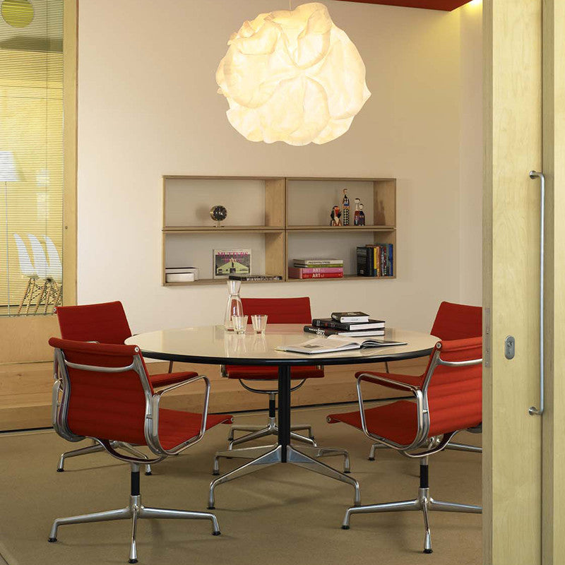 Aluminium EA 108, un scaun de birou creat de prolificul cuplu Eames și produs de Vitra