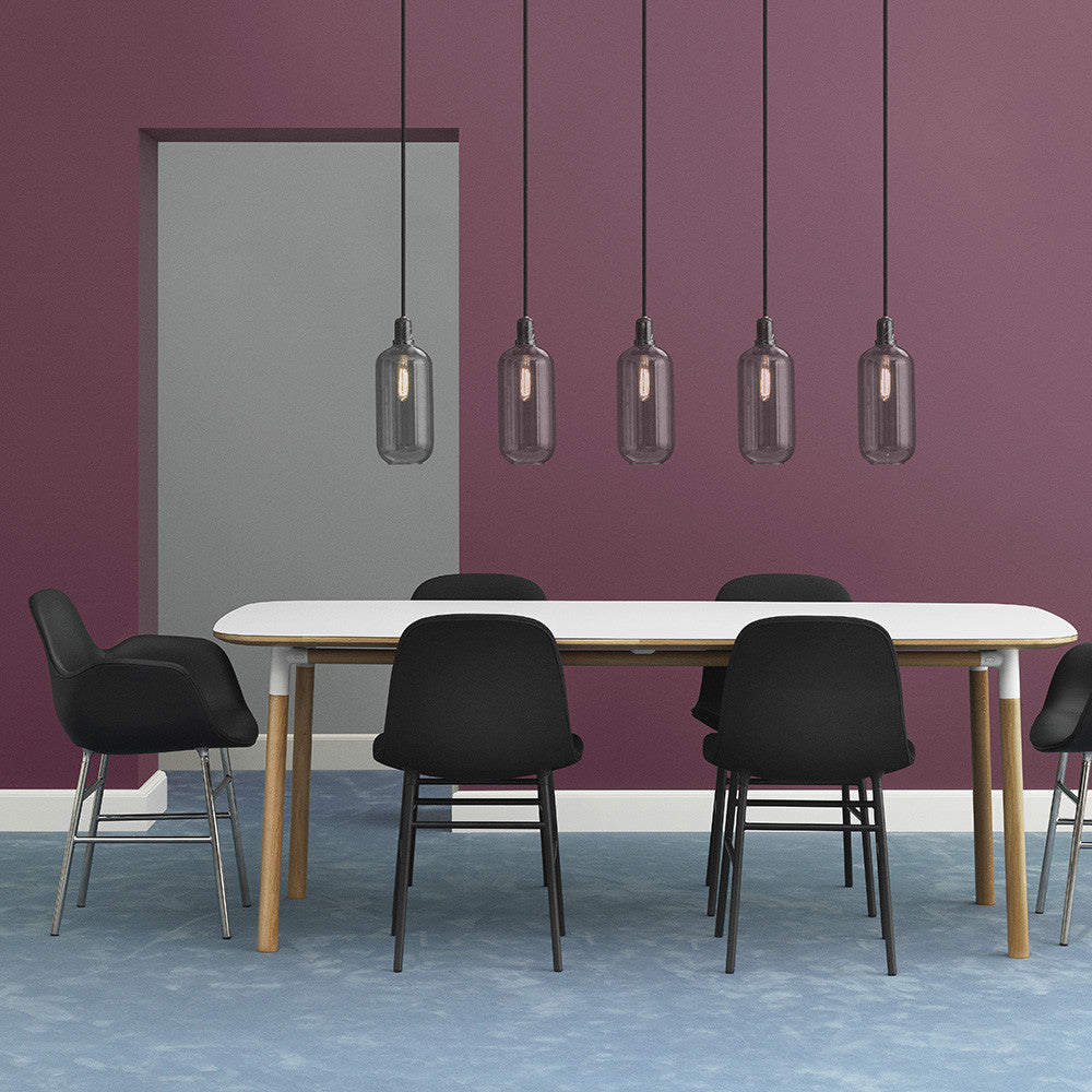 Scaun Form tapițat cu brațe și bază metalică produs de Normann Copenhagen