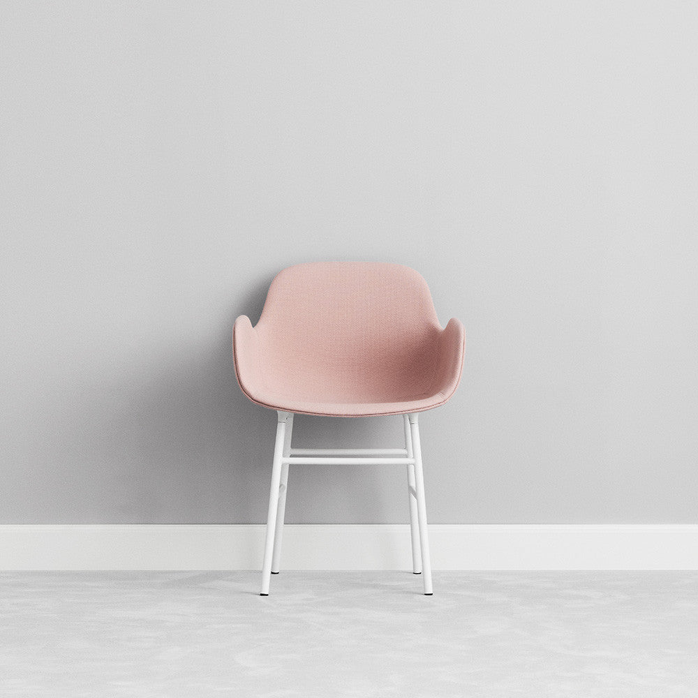 Scaun Form tapițat cu brațe și bază metalică produs de Normann Copenhagen