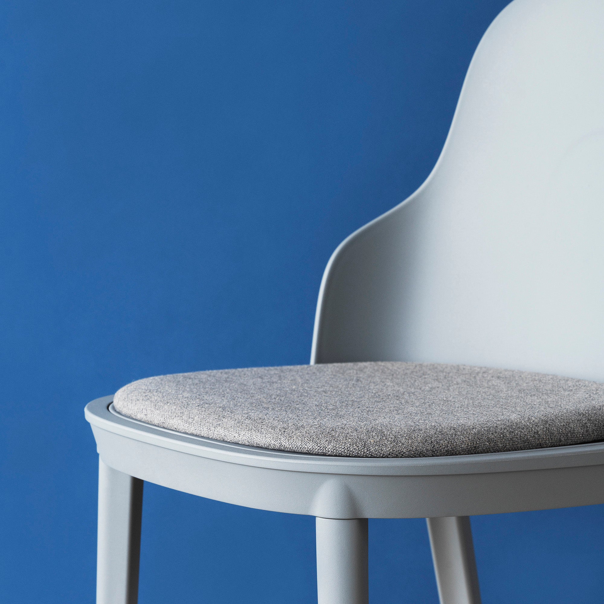 Allez Chair, scaun din plastic cu șezutul tapițat