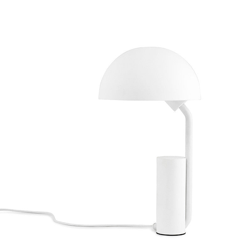 Lampa de masă Cap de la Normann Copenhagen disponibilă pe patru culori pastelate